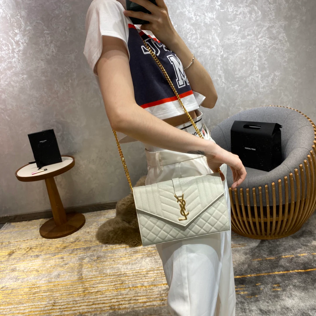 Сумка-конверт YSL с монограммой и икрой, V-образной ромбовидной стёжкой - 1