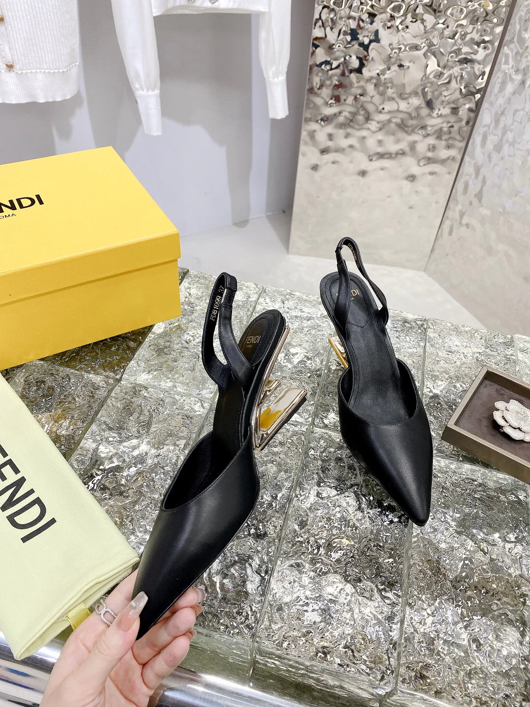 Новинка лета 2022 от Fendi - Туфли на F-образном 3D-каблуке - 1