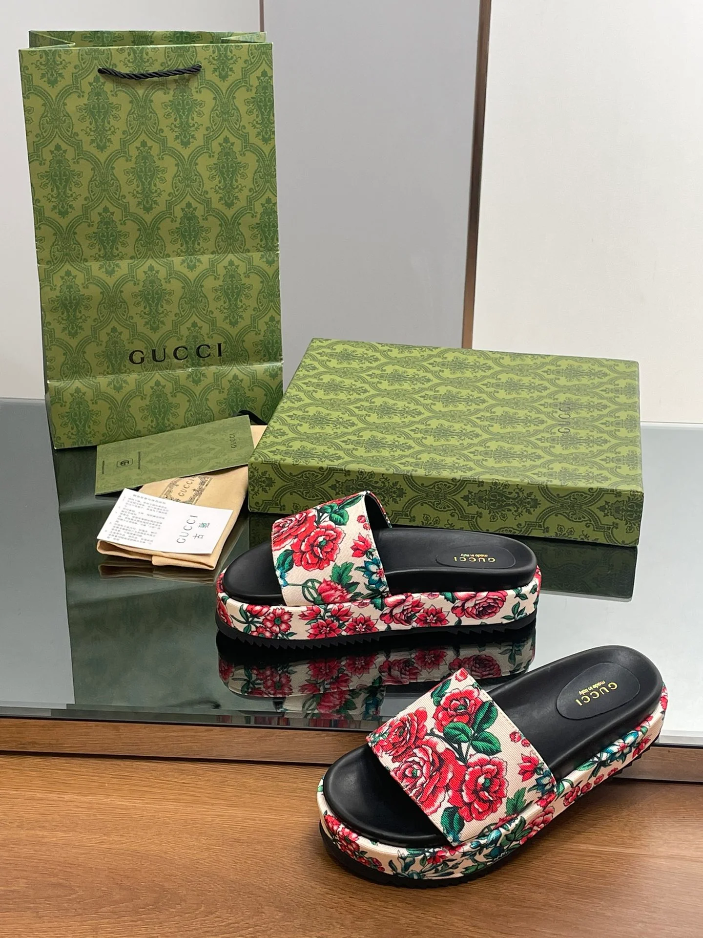 Новинка сезона осень/зима 2023 от Gucci - Мюли-тапочки с монограммой - 1