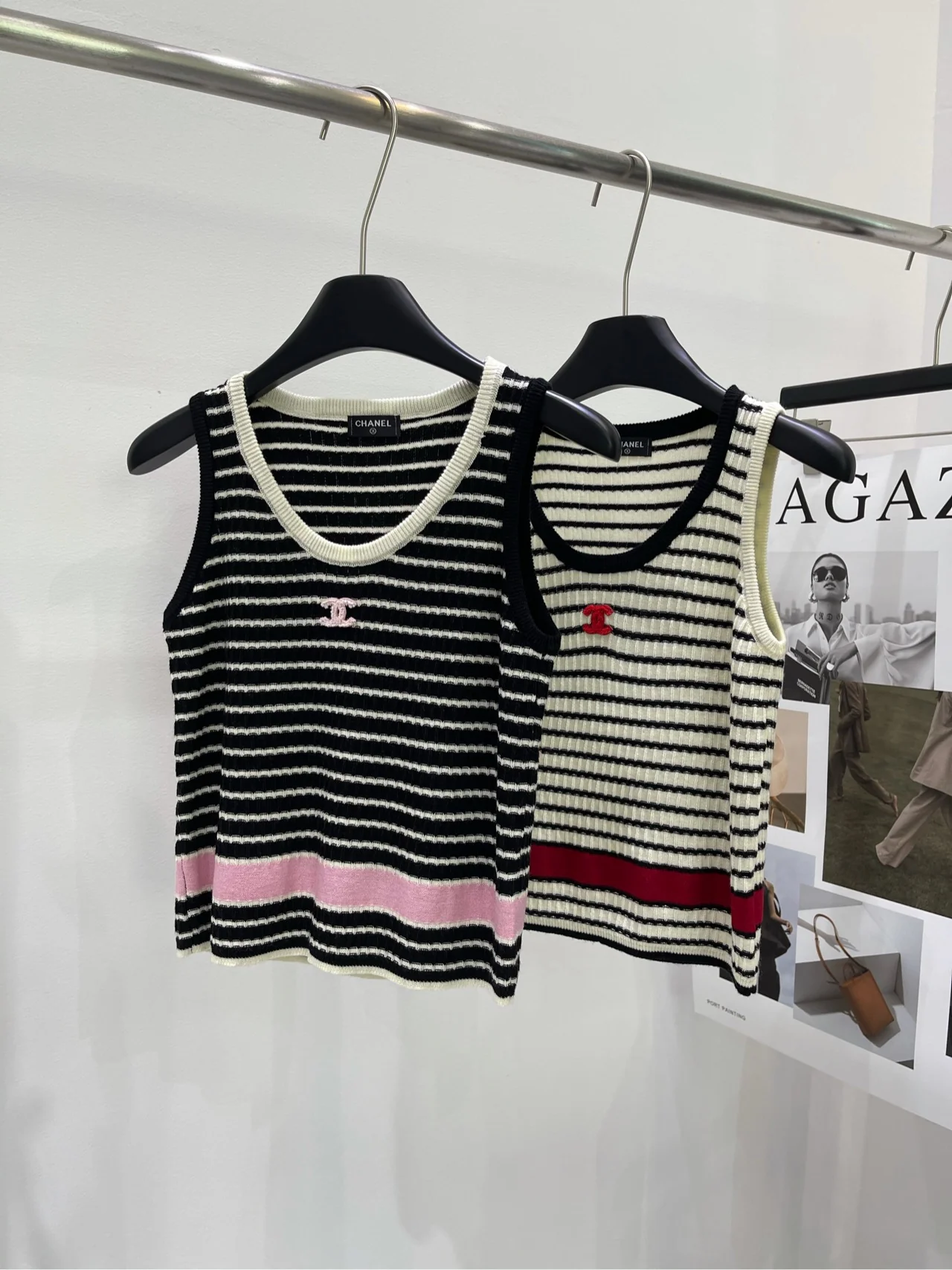 Вязаный жилет Chanel 2403 в белую полоску