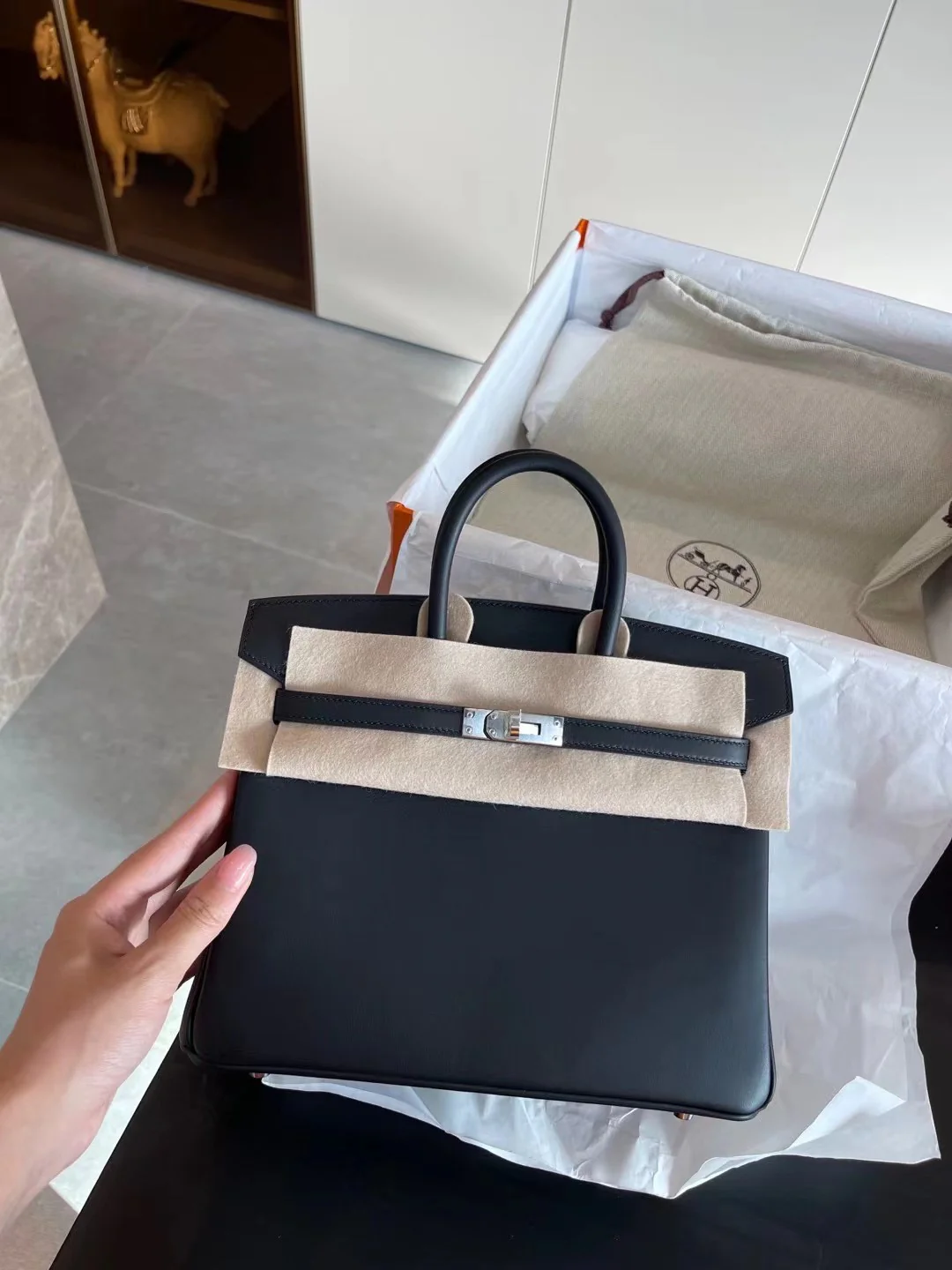 Сумка Hermes Birkin 25 Jonathan Black с серебряной пряжкой и U-образной гравировкой.