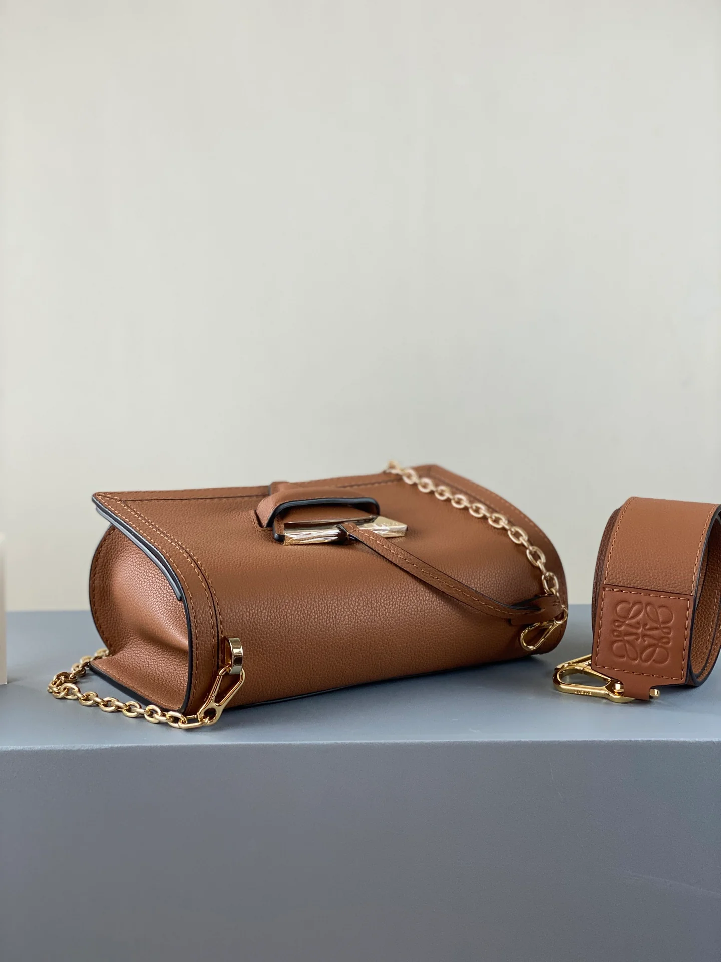 Сумка-треугольник Loewe, новая версия 2020 года - мягкая зернистая кожа - телячья кожа - 1 шт.