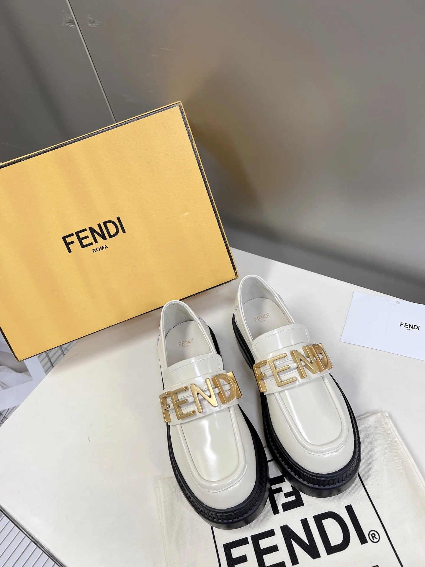 Новинка весны 2022 года от Fendi - туфли Letter Afro - белые.