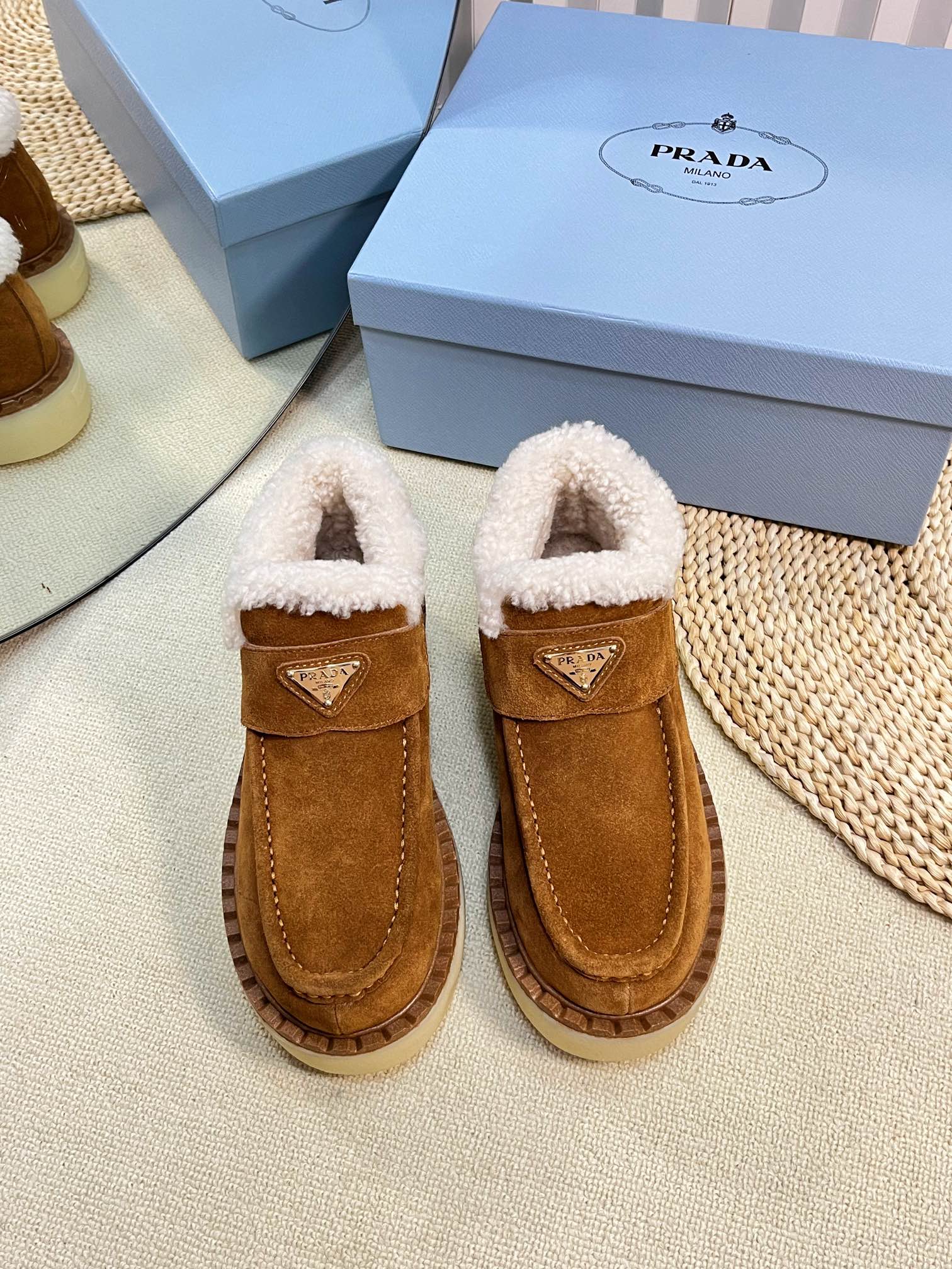 Шерстяные низкие сапоги Prada 2024 — кофейно-коричневый цвет.