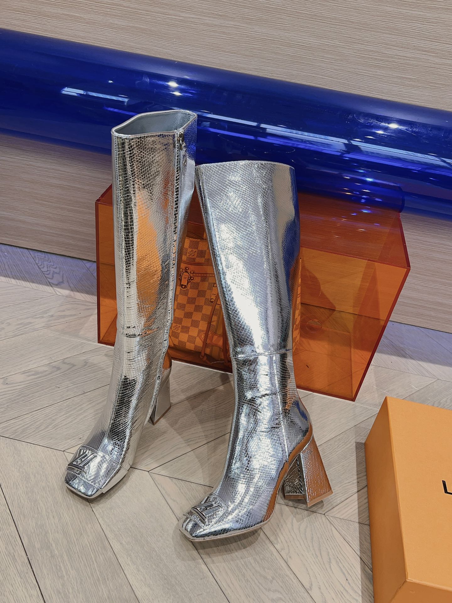Новинки из бутика LV осень/зима 2023 — Ботинки с подиума — Массивные ботинки на высоком каблуке — Серебристые