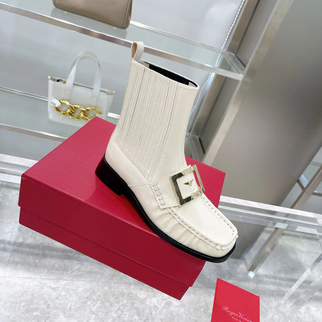 Лакированные ботинки челси с металлическими пряжками — белые.