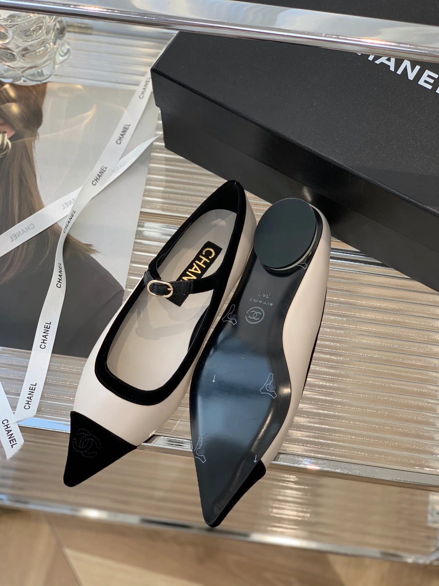 Туфли ?Мэри Джейн? от Chanel — бархат и овечья кожа — белые.