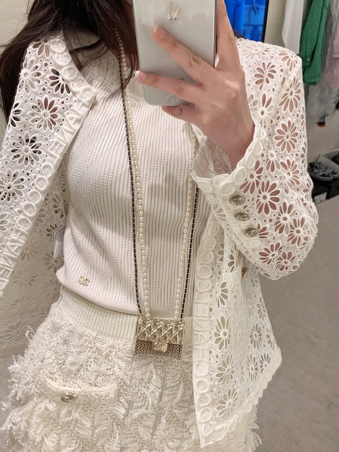 Металлическая сумка Chanel с жемчужной цепочкой