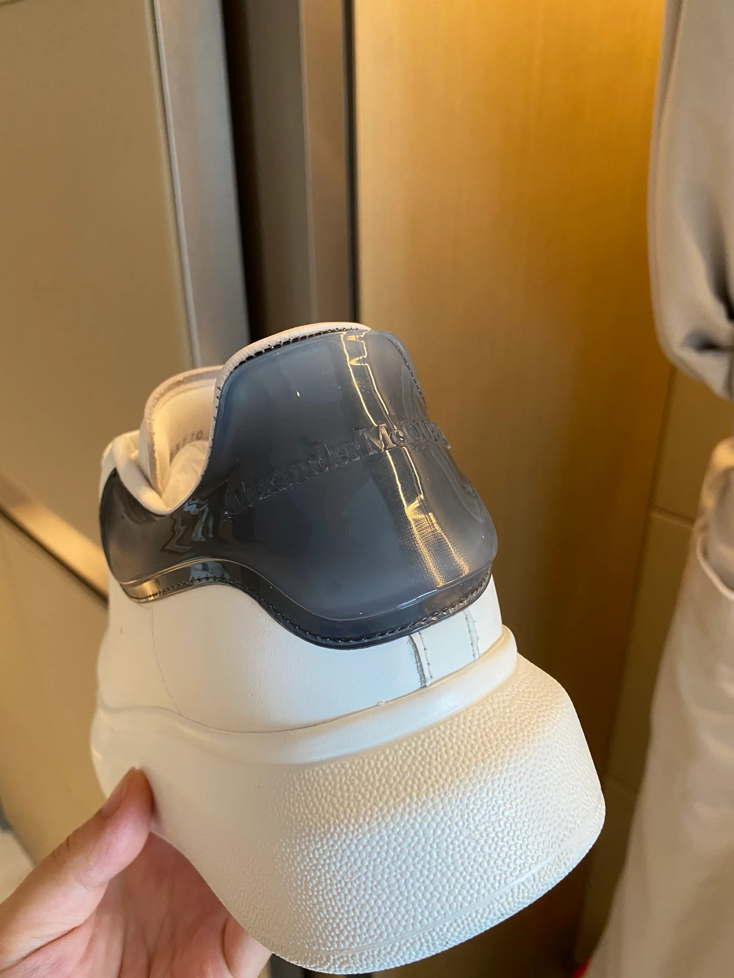 Классические белые кроссовки McQueen - на каблуке-резинке - темно-серые