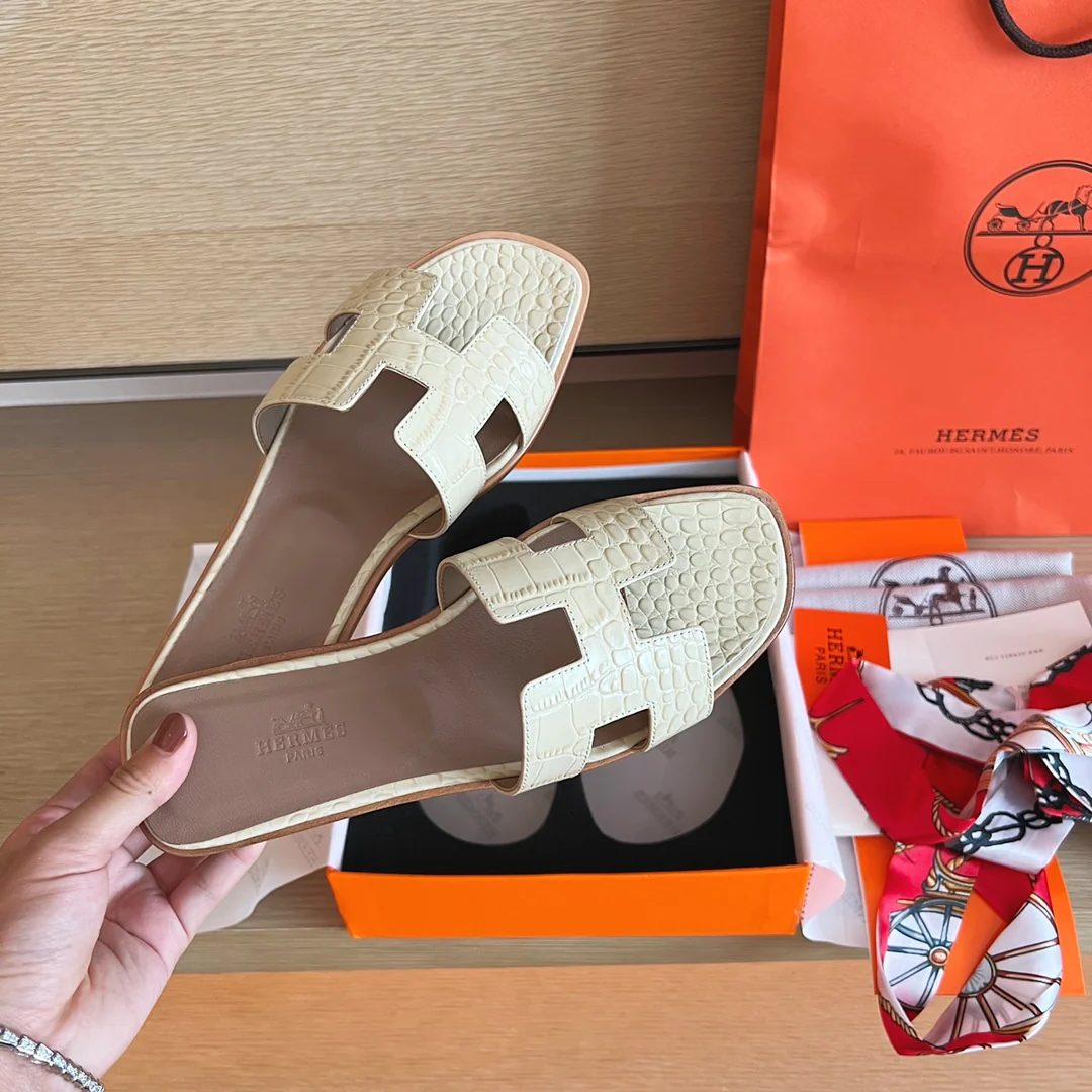 Сандалии Hermes на плоской подошве с крокодиловым принтом