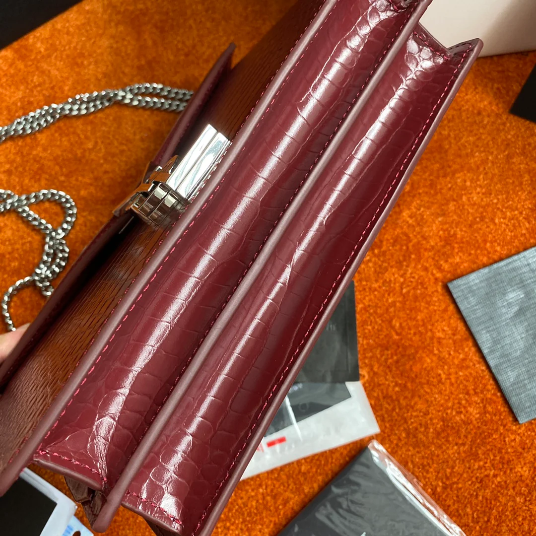 Сумка-конверт YSL Cassandra с крокодиловым принтом