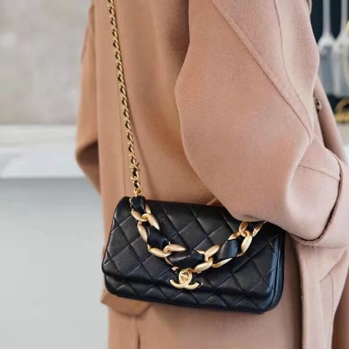 Сумка Chanel из полированной овечьей кожи с стеганым клапаном