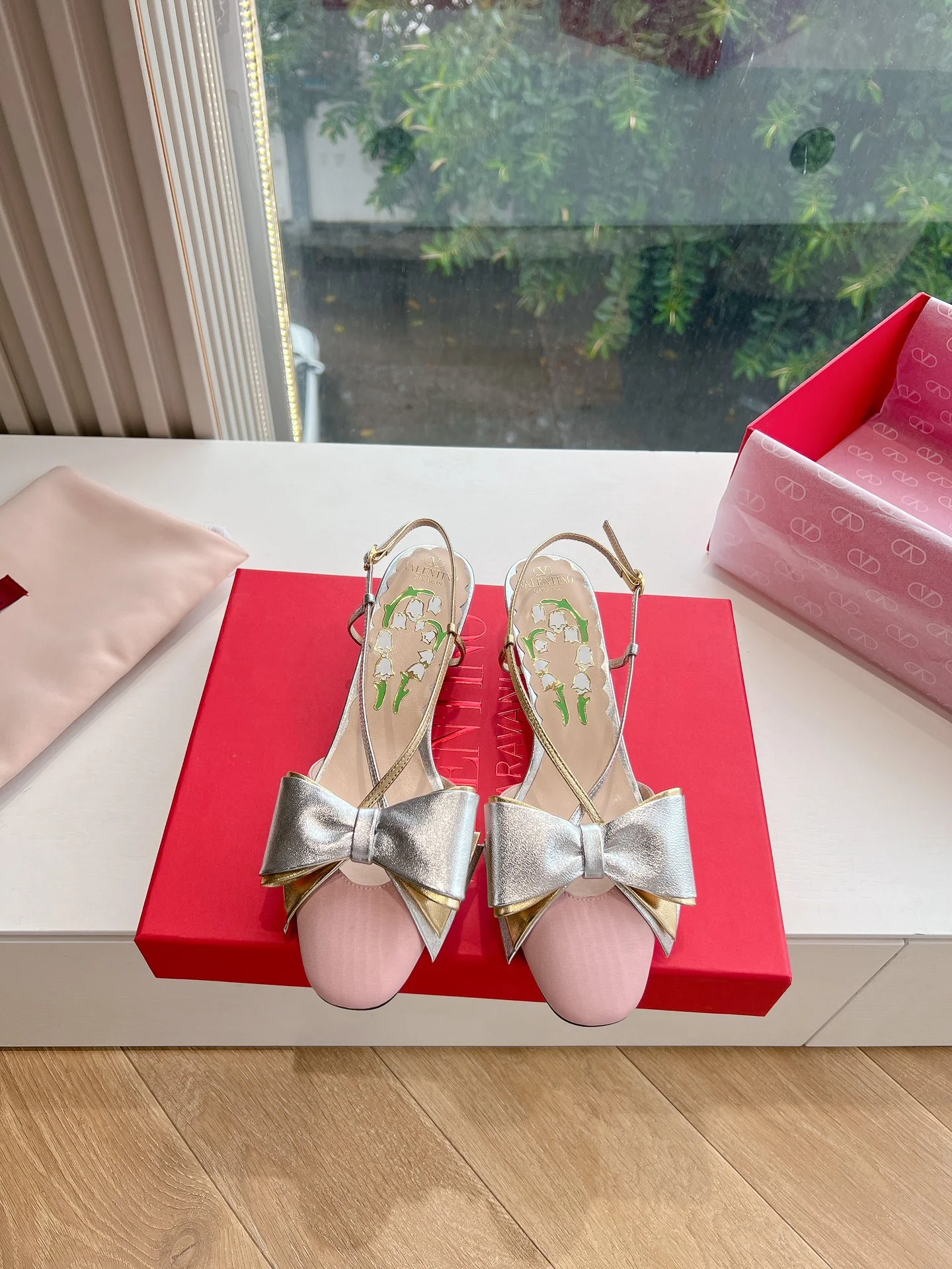 Босоножки на высоком каблуке Valentino 2024 с бантом - розовые