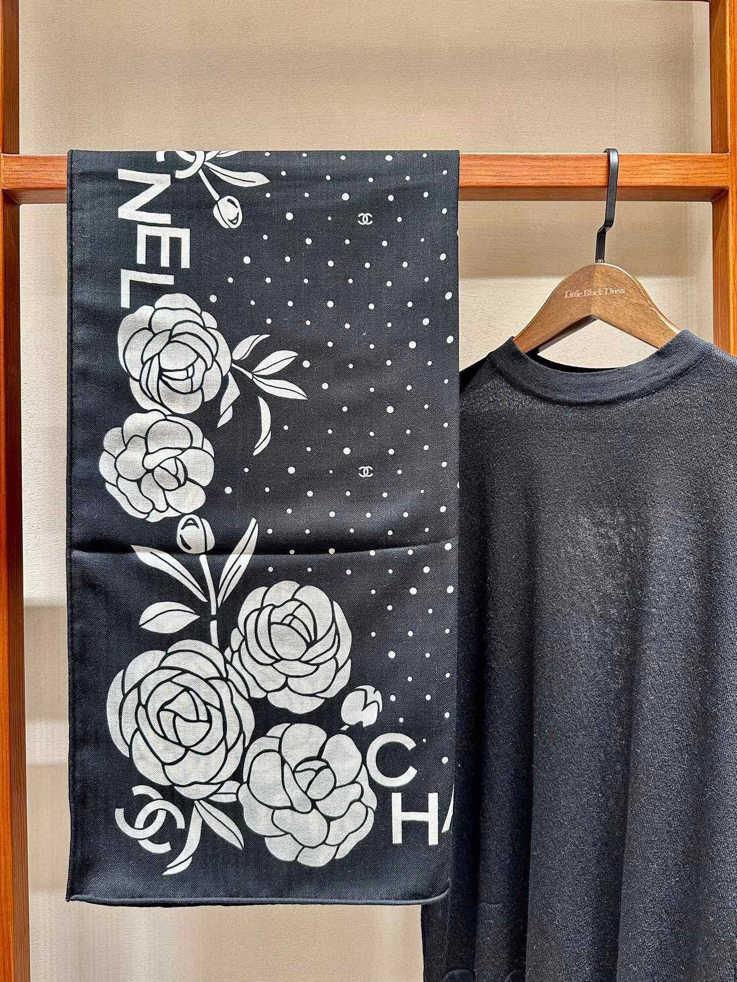 Шарф Chanel 2024 с отделкой из камелий - 140-140