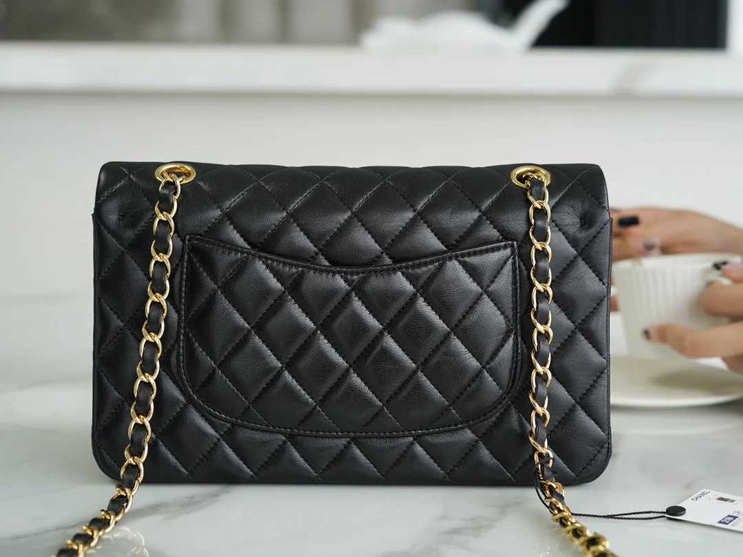 Сумка Chanel CF Medium - 25 см - из черной овечьей кожи с золотой пряжкой - CF25