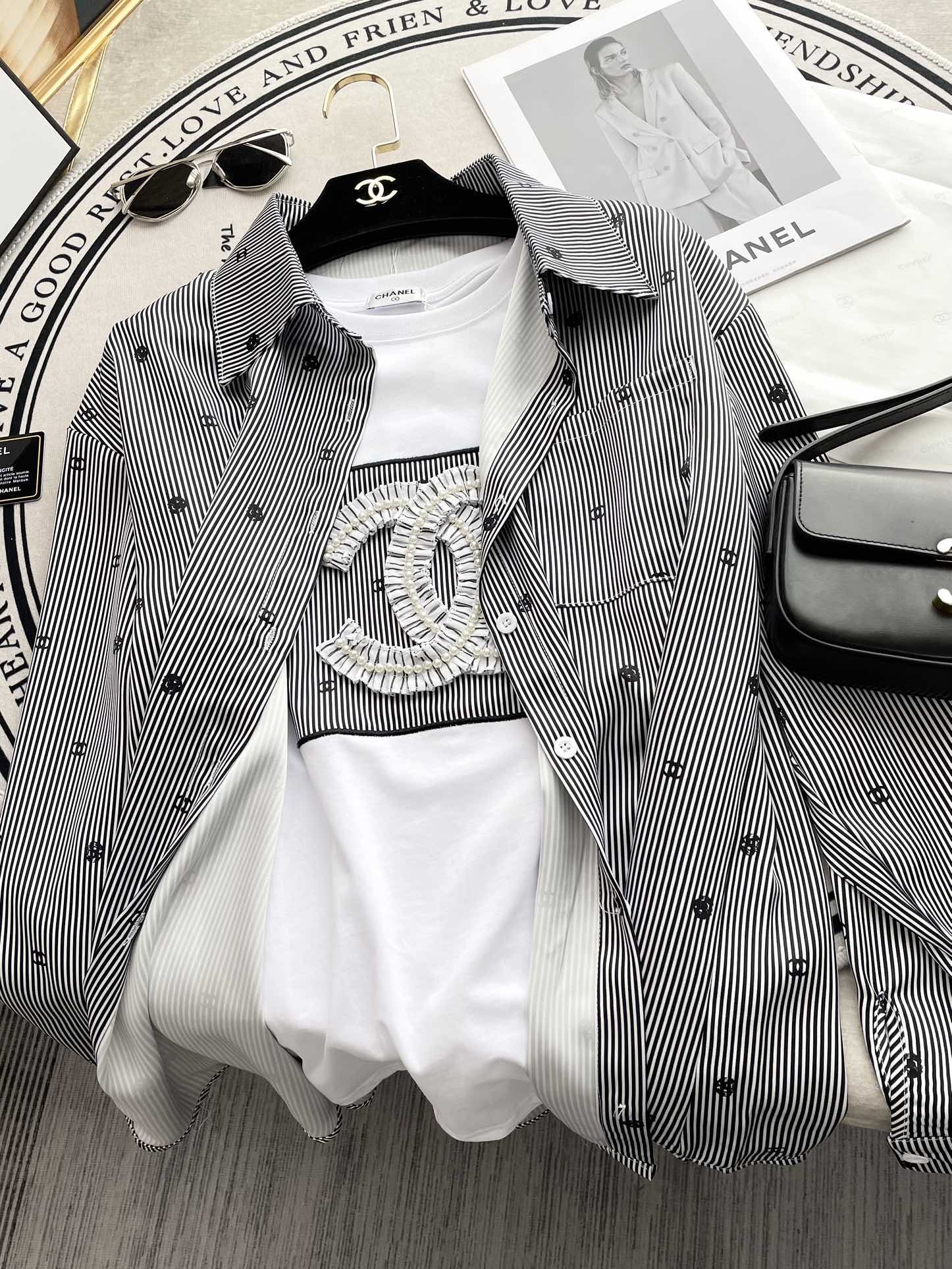 Chanel 2404 - Рубашка в полоску с принтом, объемной аппликацией и вышивкой, с коротким рукавом.