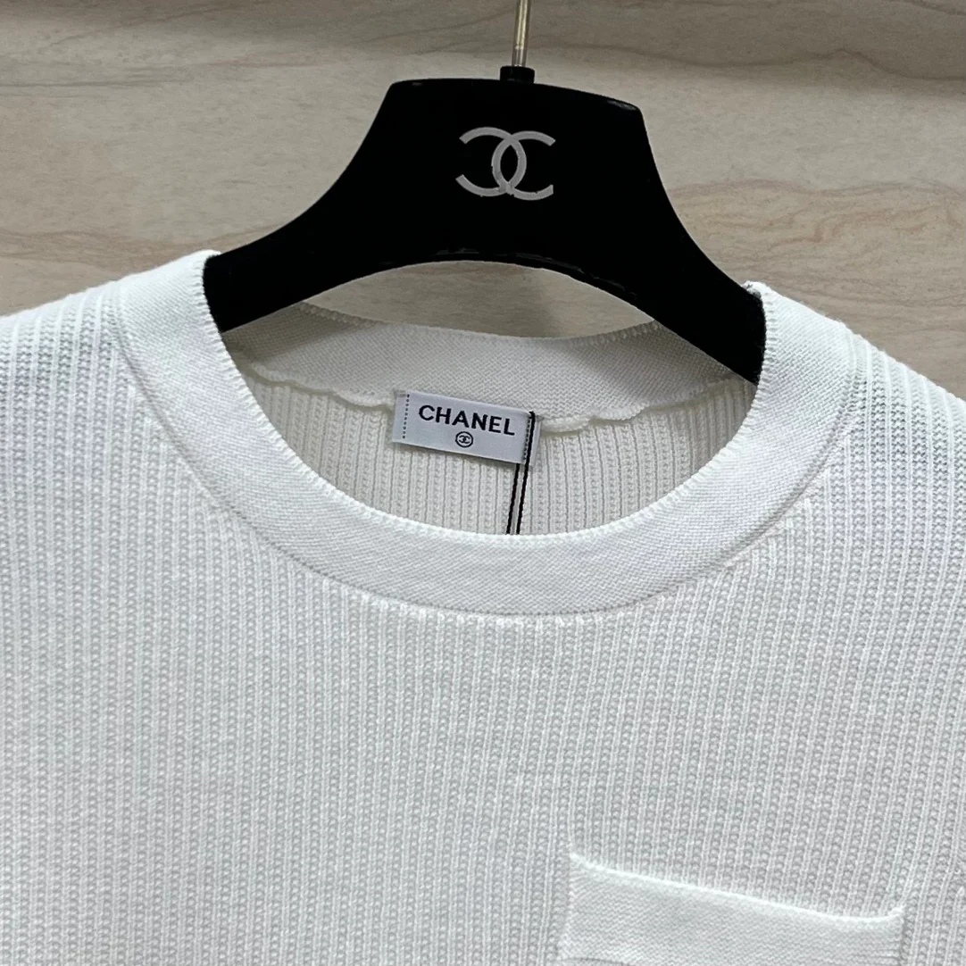 Chanel 2403 - Белый вязаный топ с короткими рукавами и вышивкой в ??виде четырехлистного клевера в кармане