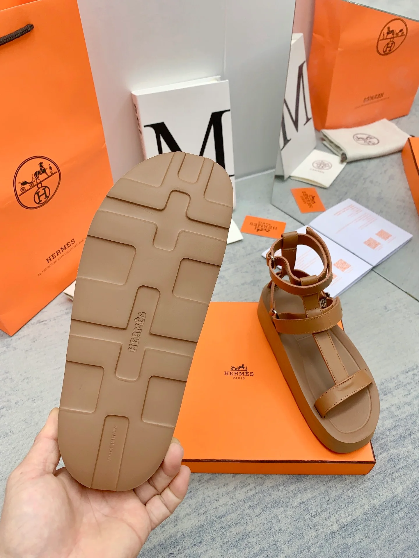 Новинка сезона весна/лето 2023 от Hermes — подиумный стиль — кожаные сандалии на платформе.