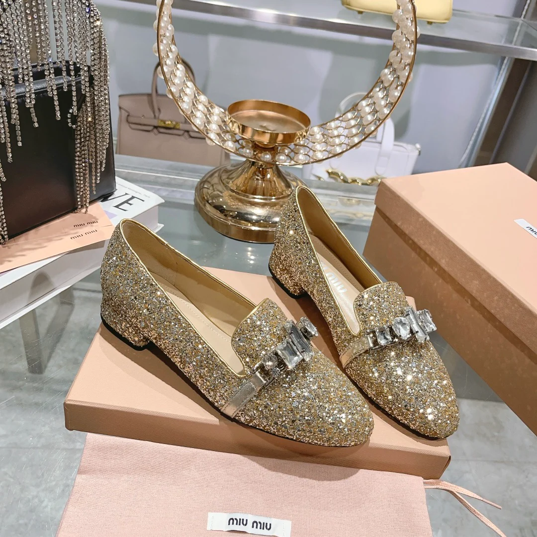 Новинка сезона осень/зима 2023 от Miu Miu — туфли ?Мэри Джейн? со стразами — золотистые.