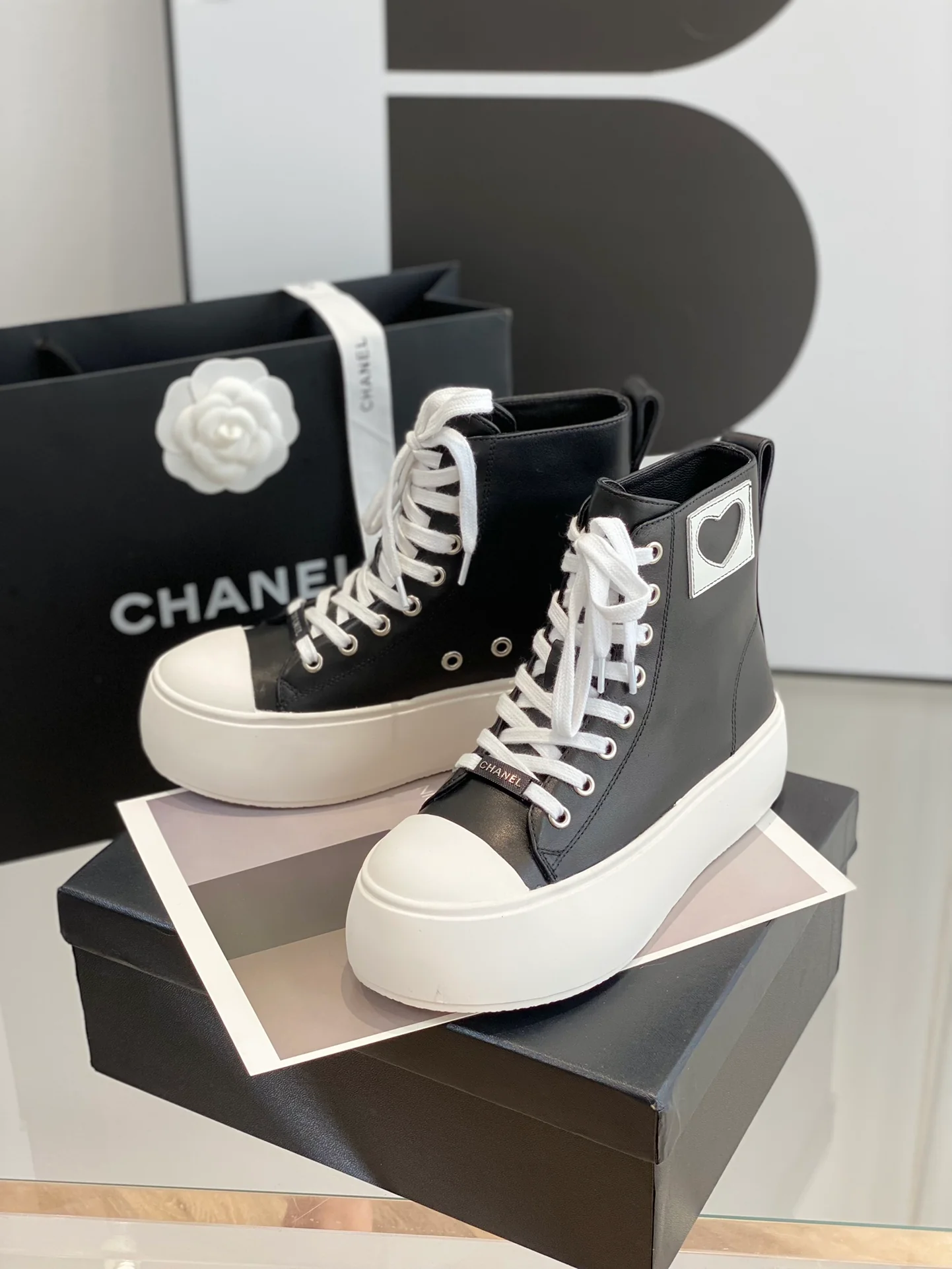 Повседневные высокие туфли Chanel в форме сердца