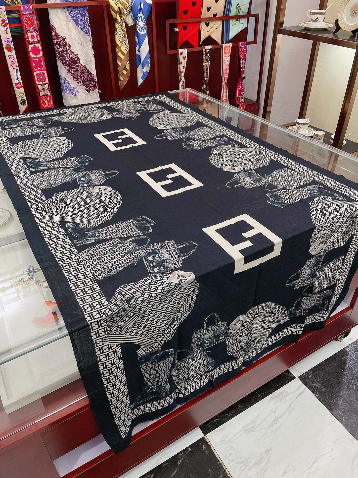 Кашемировый шарф Fendi - большой квадратный шарф