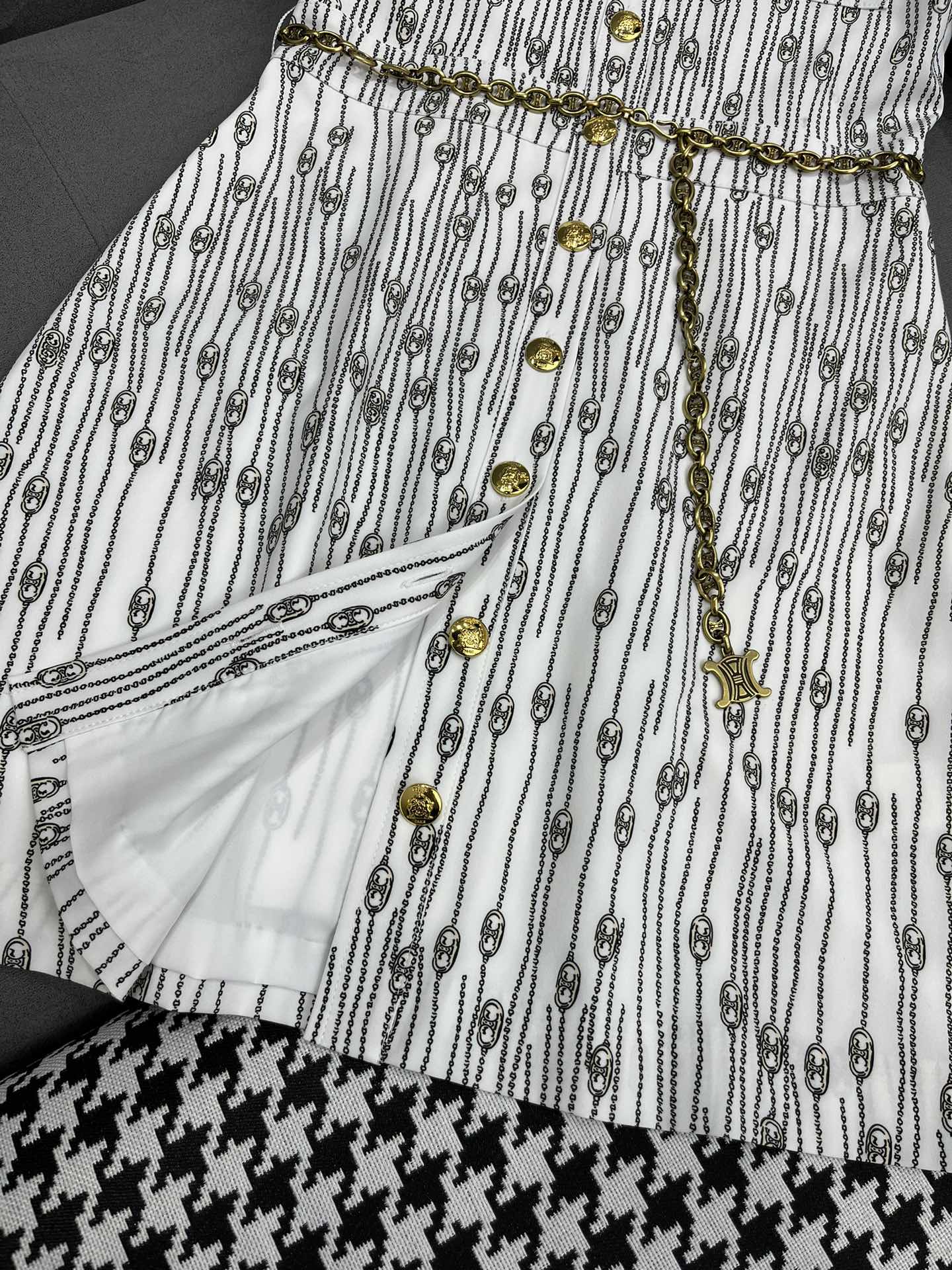 Celine 2403 - Новое платье с цепочным принтом в виде Триумфальной арки и отложным воротником - Белое