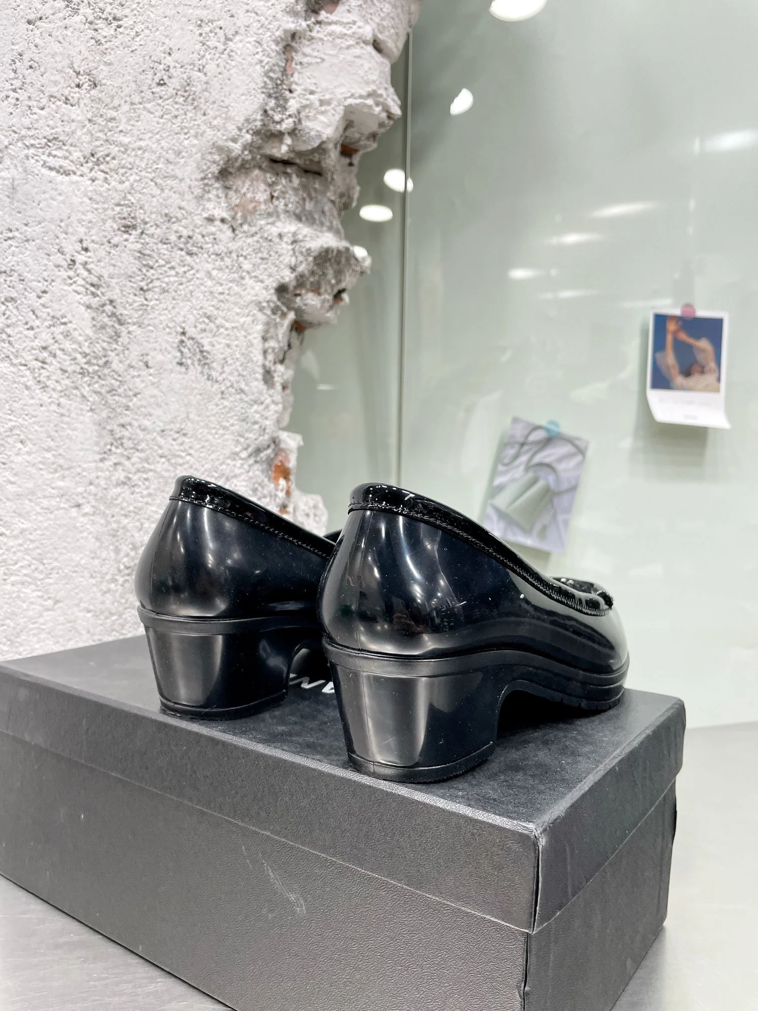 Новинка сезона осень/зима 2022 от Chanel - Ретро-туфли афро на низком каблуке - Черные