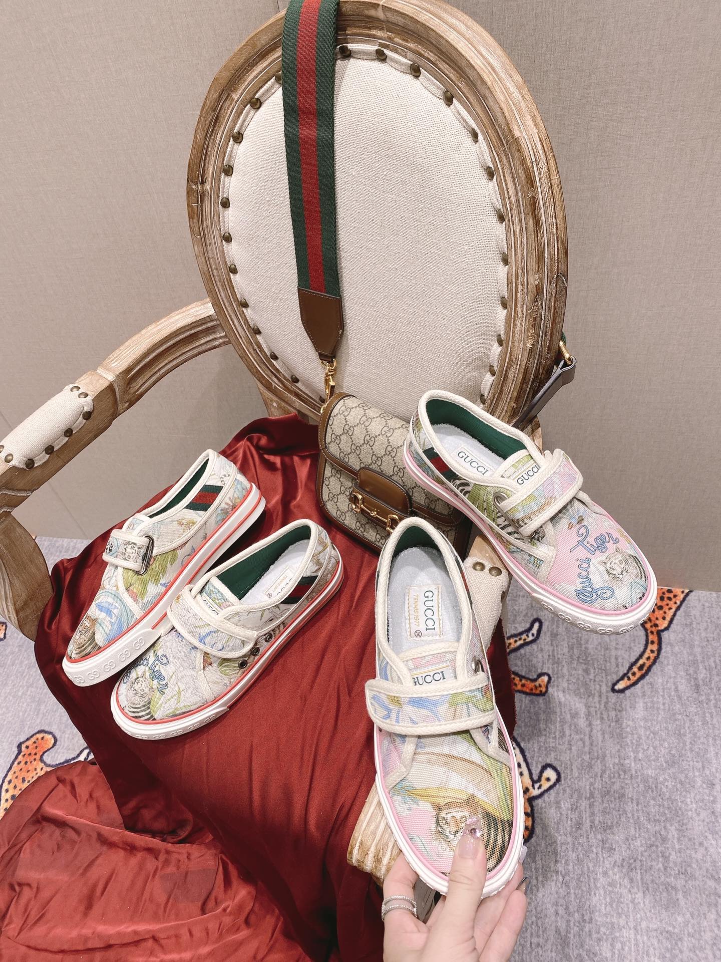 Классические лоферы Gucci 1977 - парусиновые туфли - на липучках с тигровым рисунком