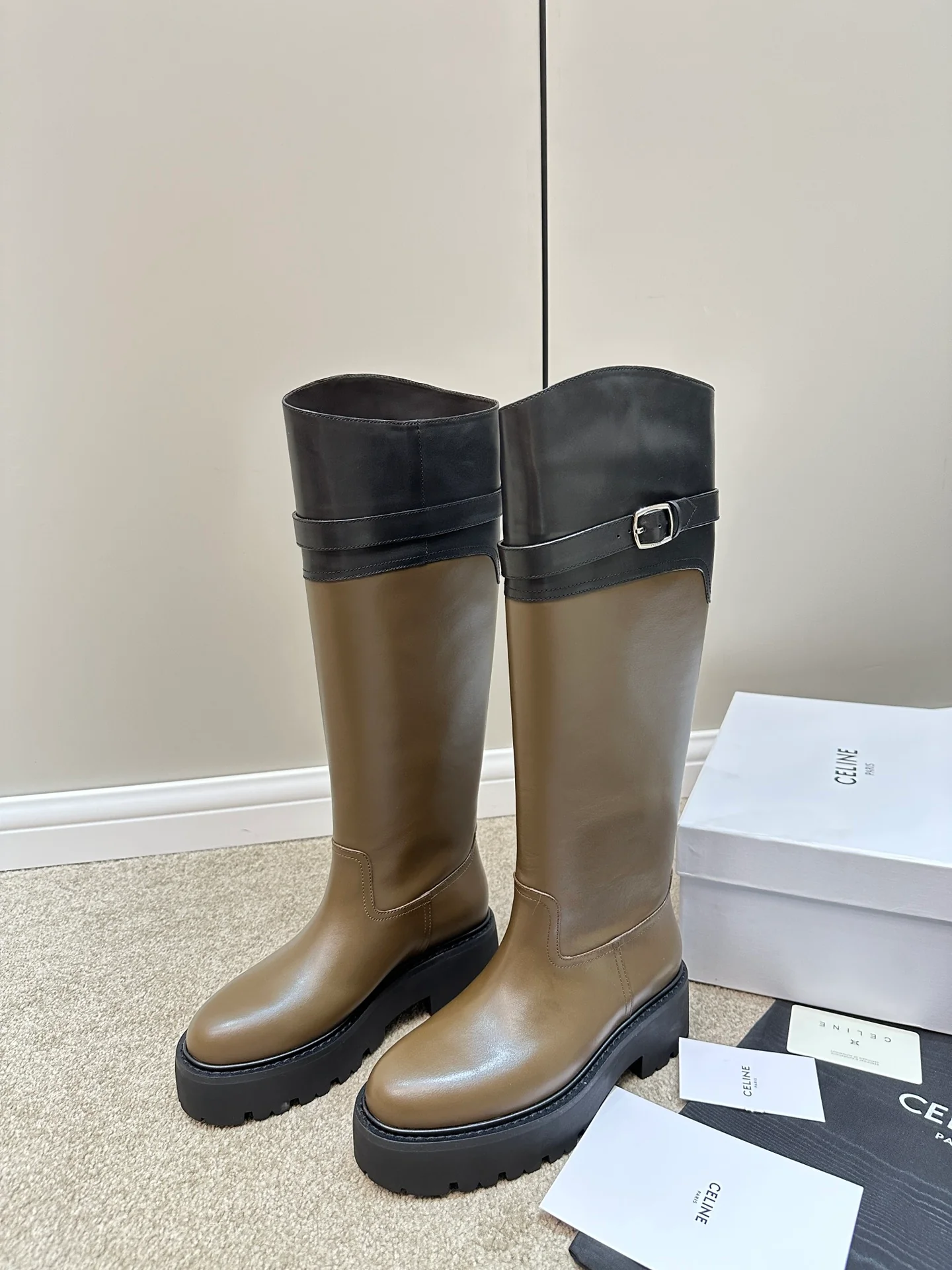 Образ с показа Celine осень/зима 2023 — высокие сапоги — чёрно-коричневый