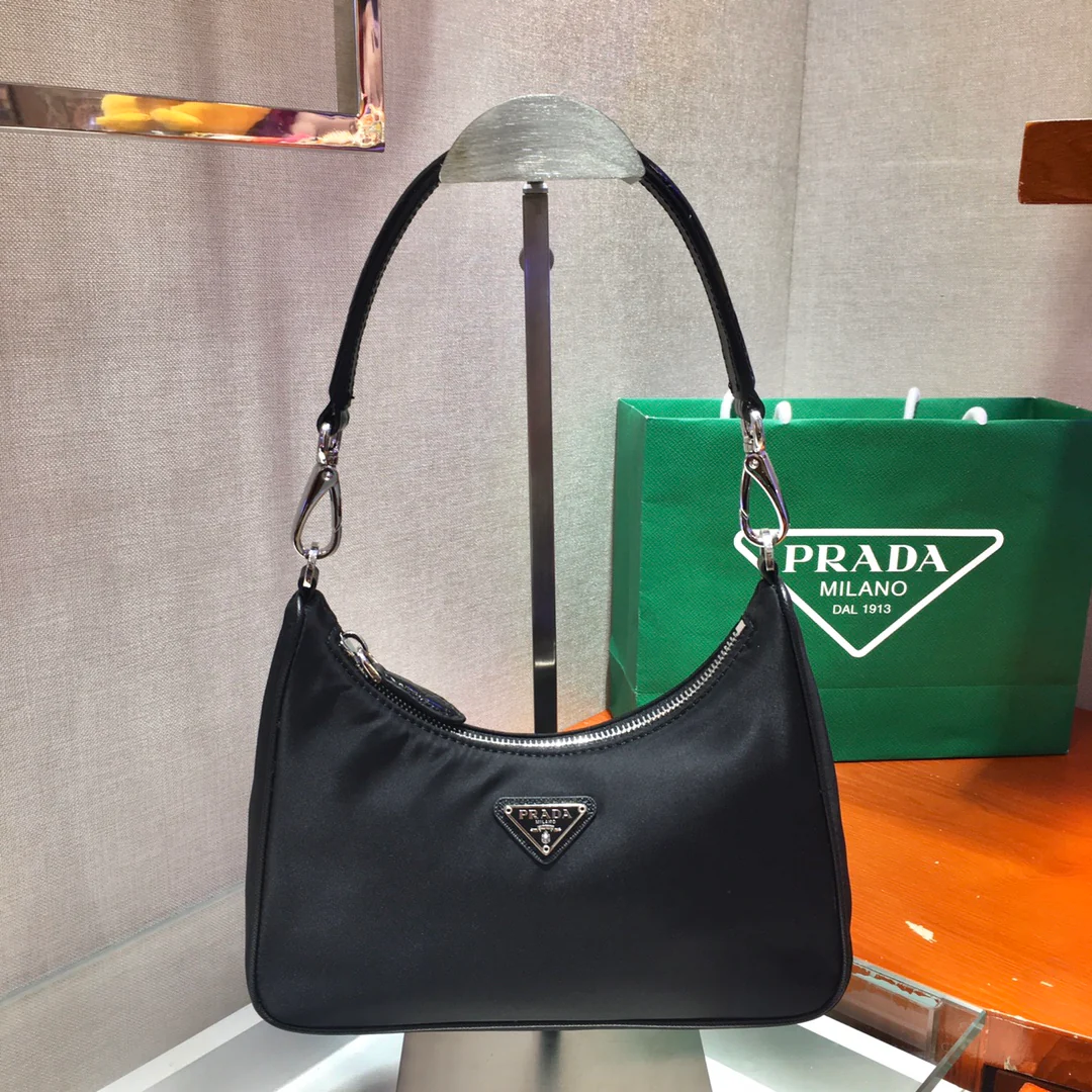 Prada - Новая кожаная сумка-хобо с отделкой под крокодиловую кожу, черная.