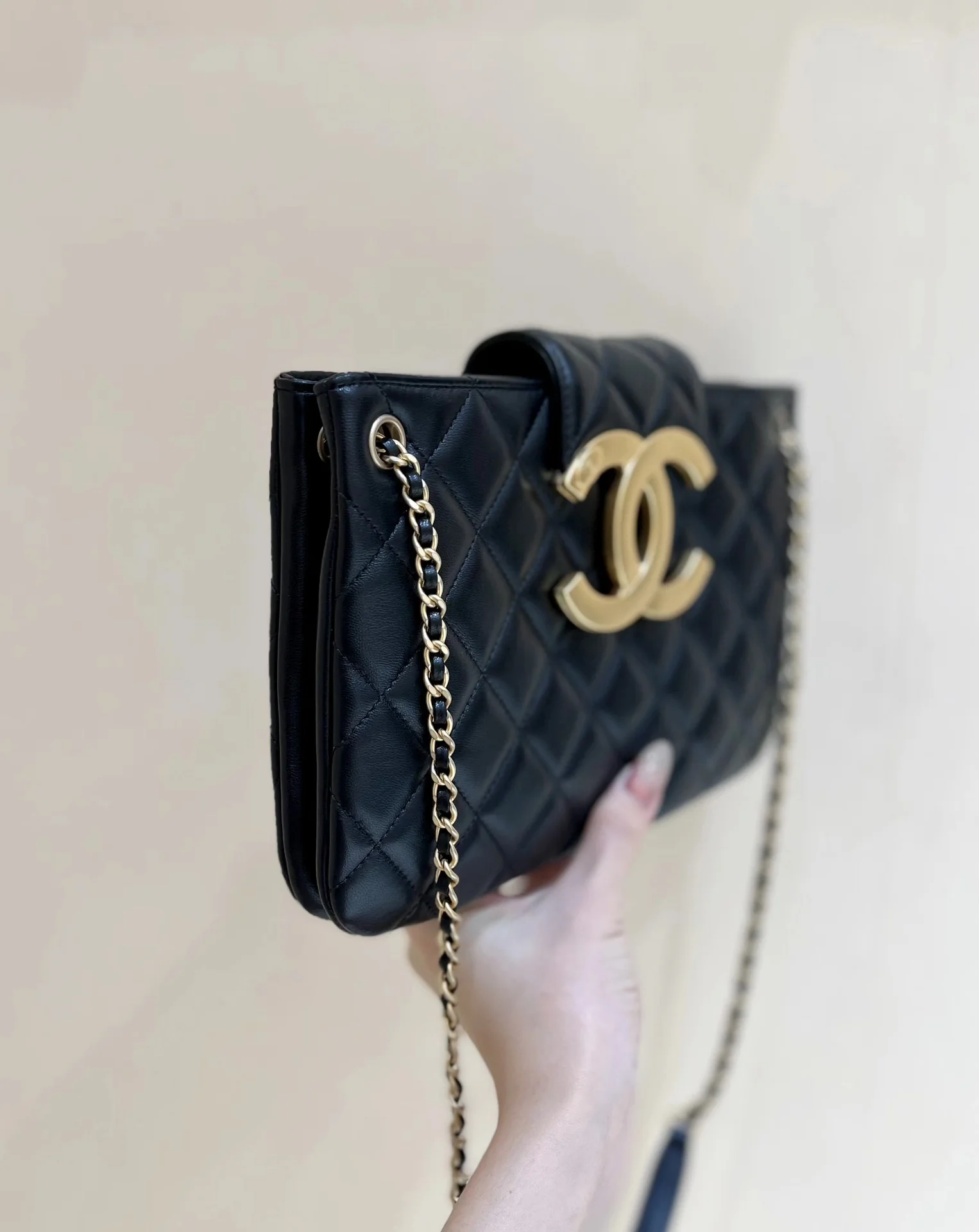 Новая коллекция Chanel ?Ранняя весна? — 24c — Большая ретро-сумка-шоппер с двойной буквой C — Черная