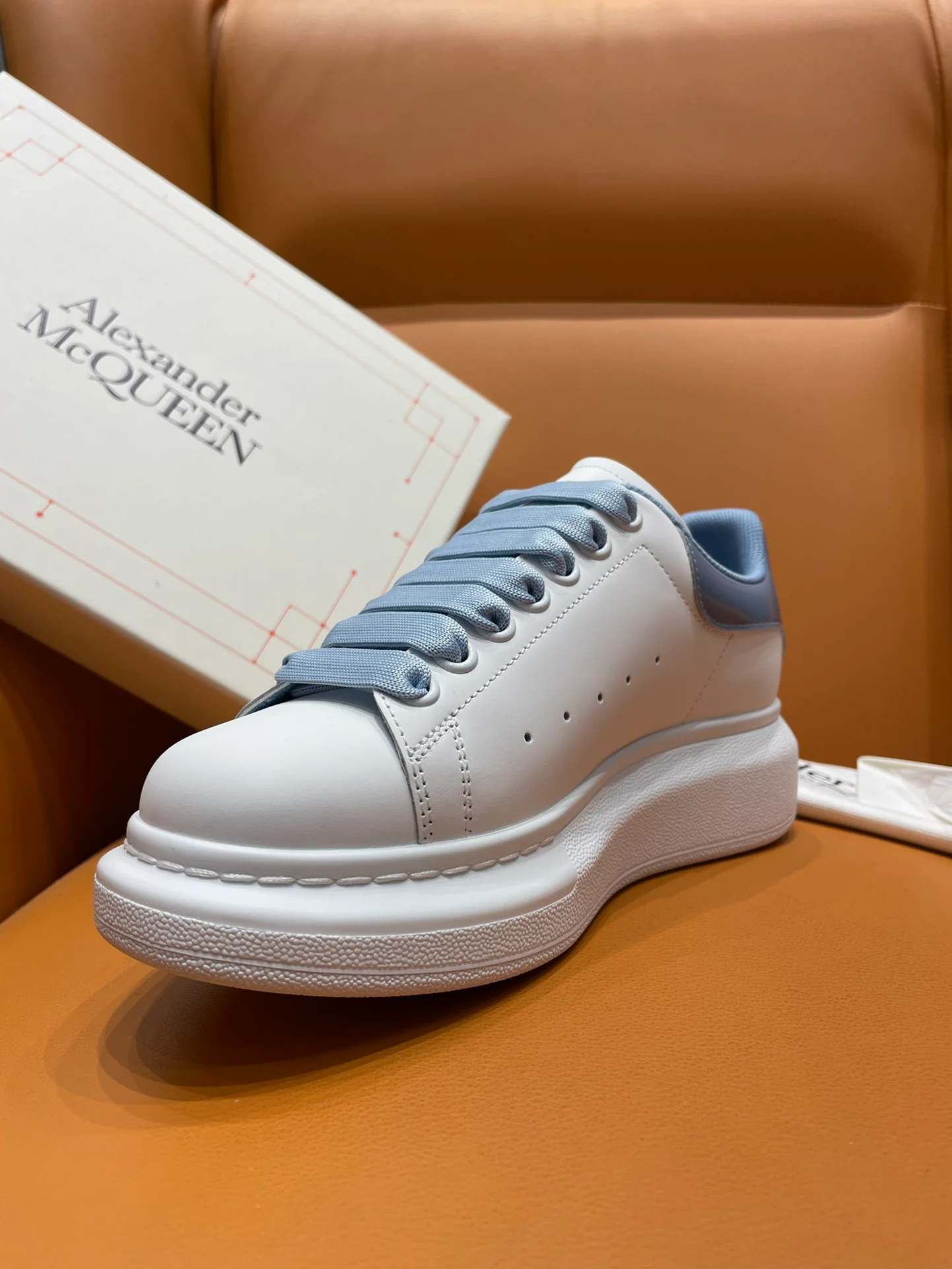 McQueen - Классические белые кроссовки - Синяя задняя часть