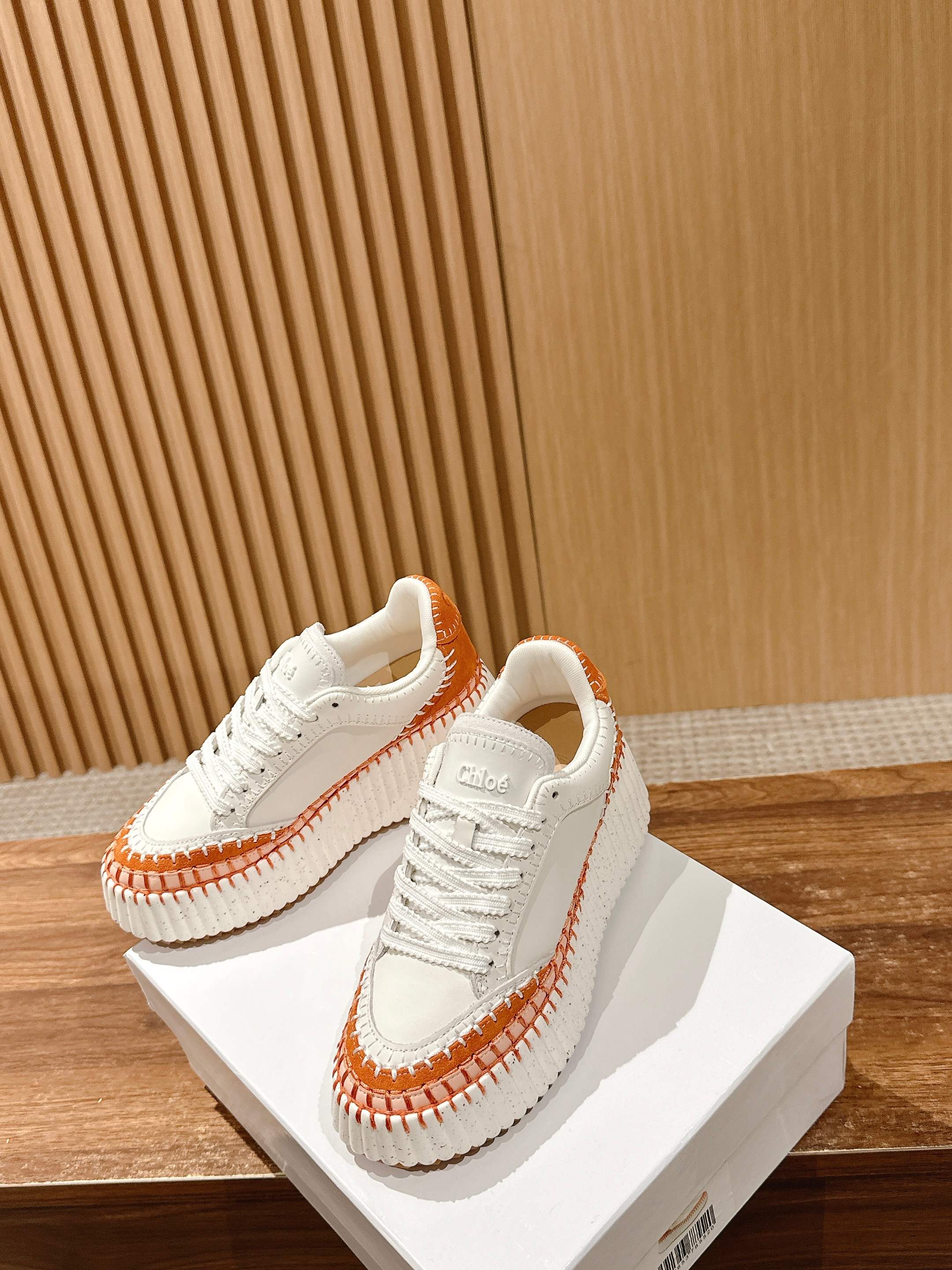 Белые кроссовки Chloe — популярный стиль среди таких знаменитостей, как Джои Юнг, Сон И и Виктория Сон.