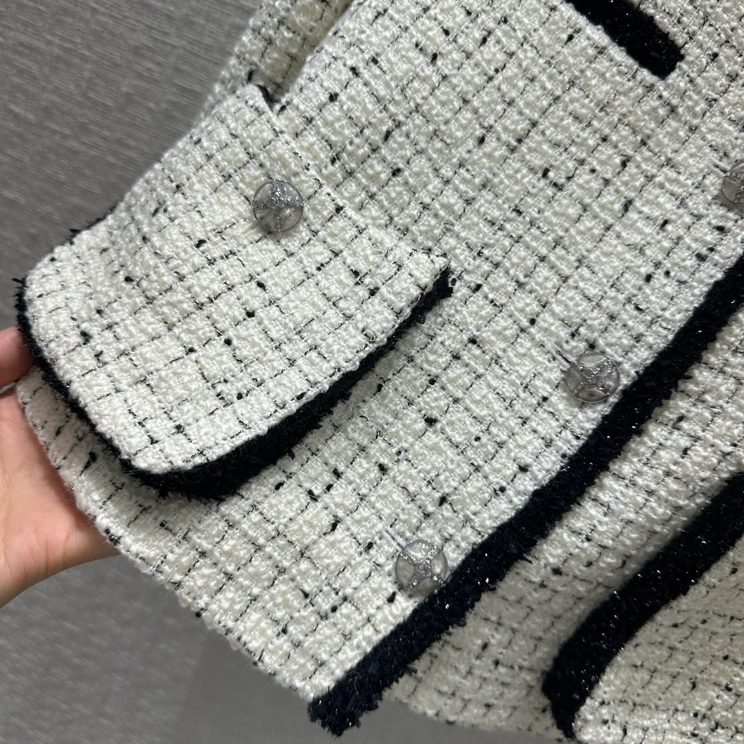 Chanel 2403 - Короткий жакет с изящной черной отделкой и блестящими деталями.