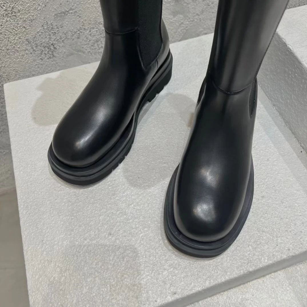 Новинка сезона осень/зима 2022 от BV - высокие сапоги с закругленным носком и застежкой-молнией сзади.