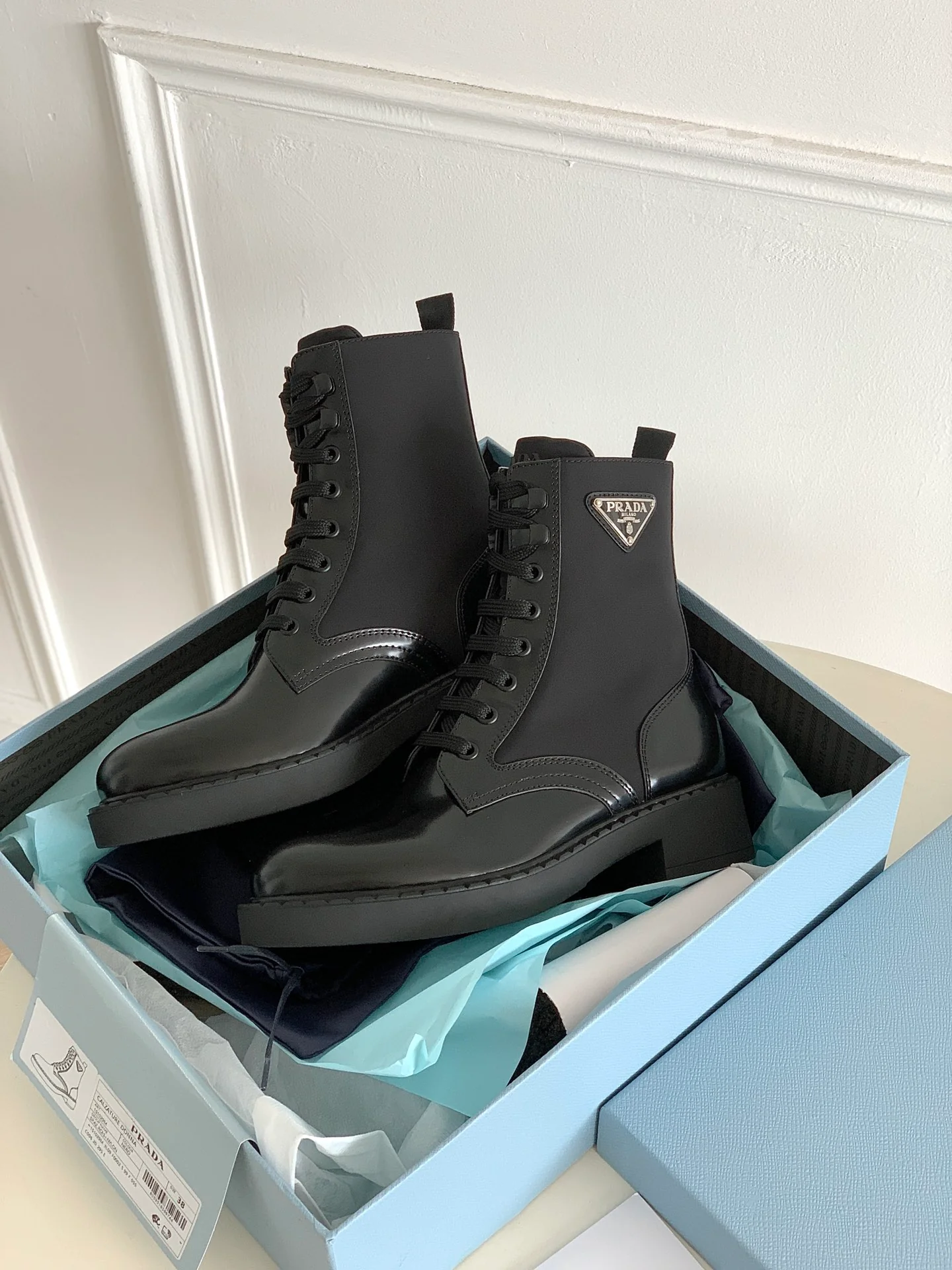 Новинка сезона осень/зима 2022 от Prada - Ботинки Dr. Martens на шнуровке - 1