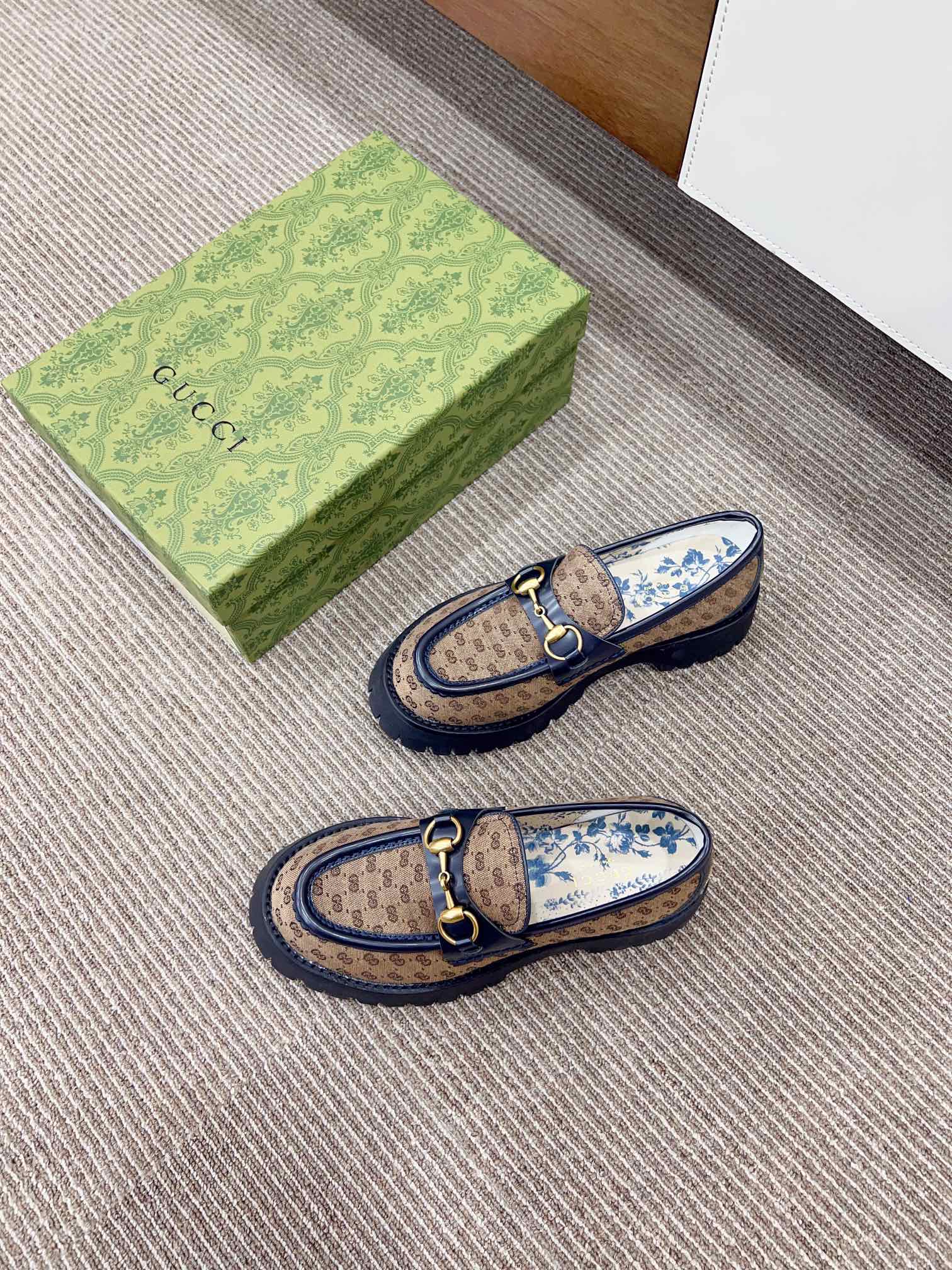 Новинка сезона осень/зима 2023 от Gucci - Лоферы с монограммой, коричневый цвет.