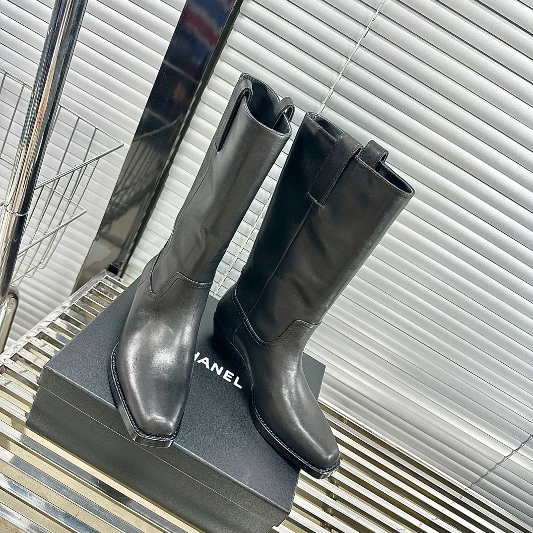 Новинка сезона осень/зима 2023 от Chanel - Мотоциклетные ботинки на низком каблуке - Черные