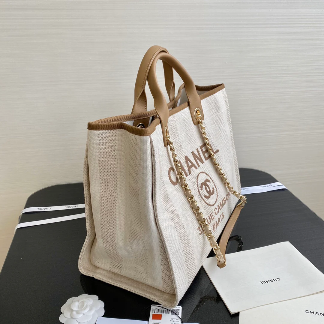 Большая пляжная сумка Chanel в бежевую полоску