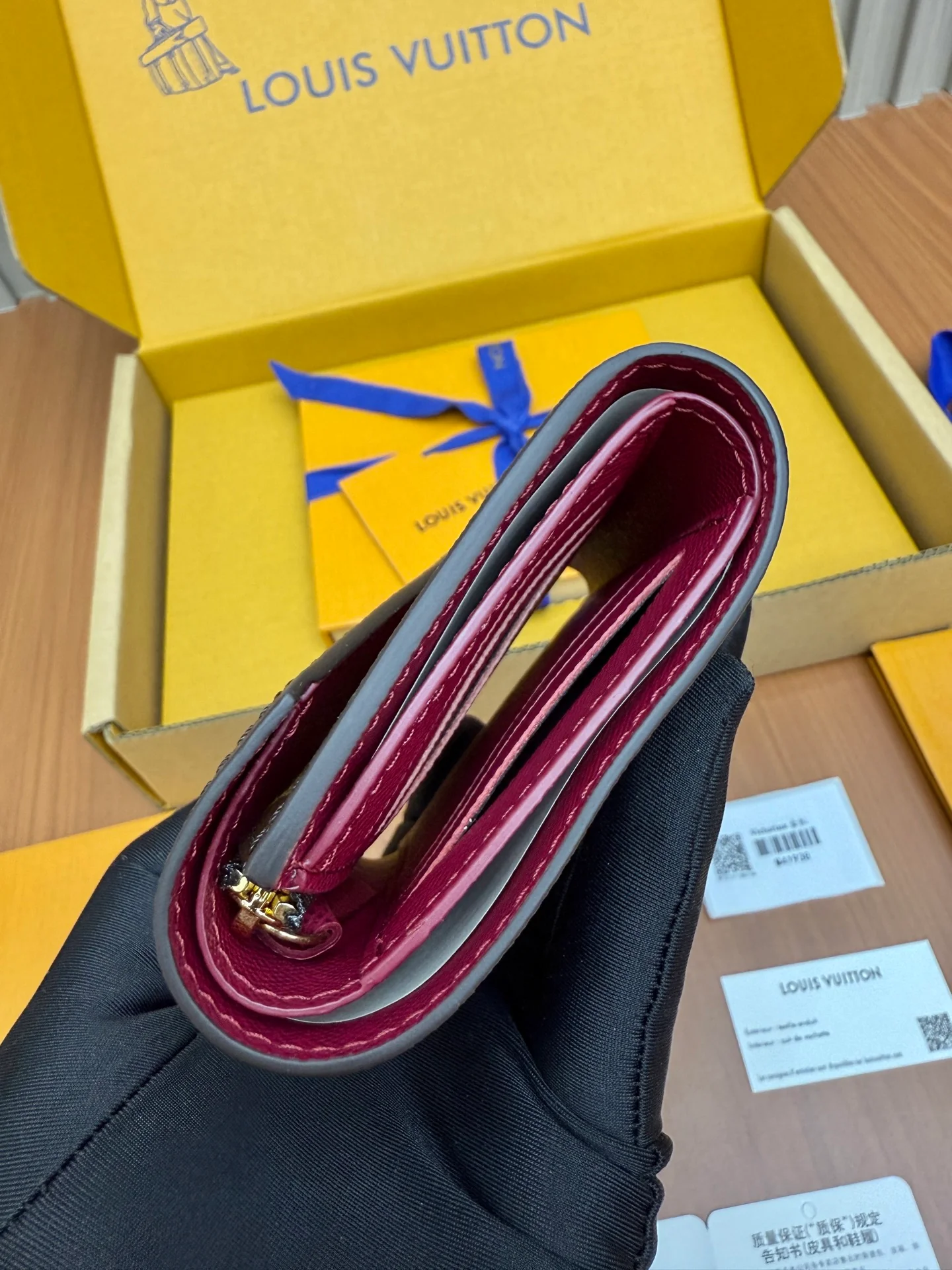 LV-m41938 - Цельностальной кошелек - Винно-красный, в стиле пэчворк