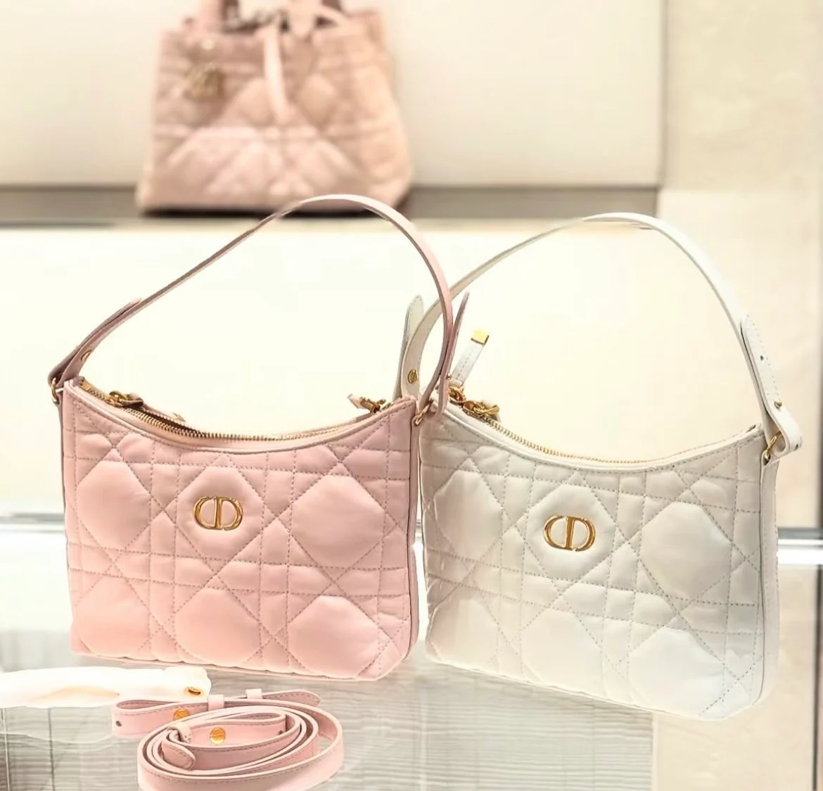 Мини-сумочка Dior Montaigne 30 на цепочке, розовая.