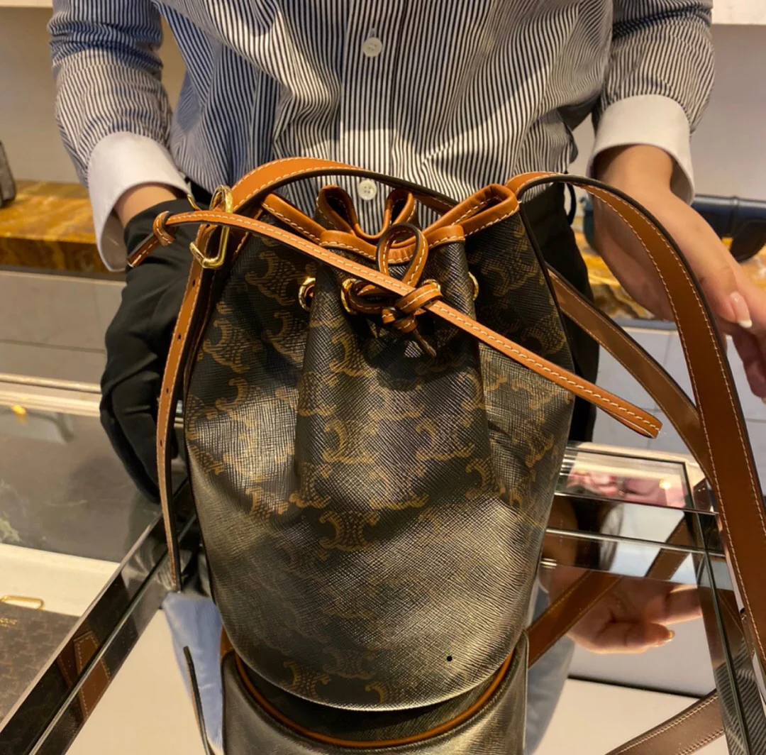 Маленькая холщовая сумка Celine Triomphe на завязках - желто-коричневая с монограммой.