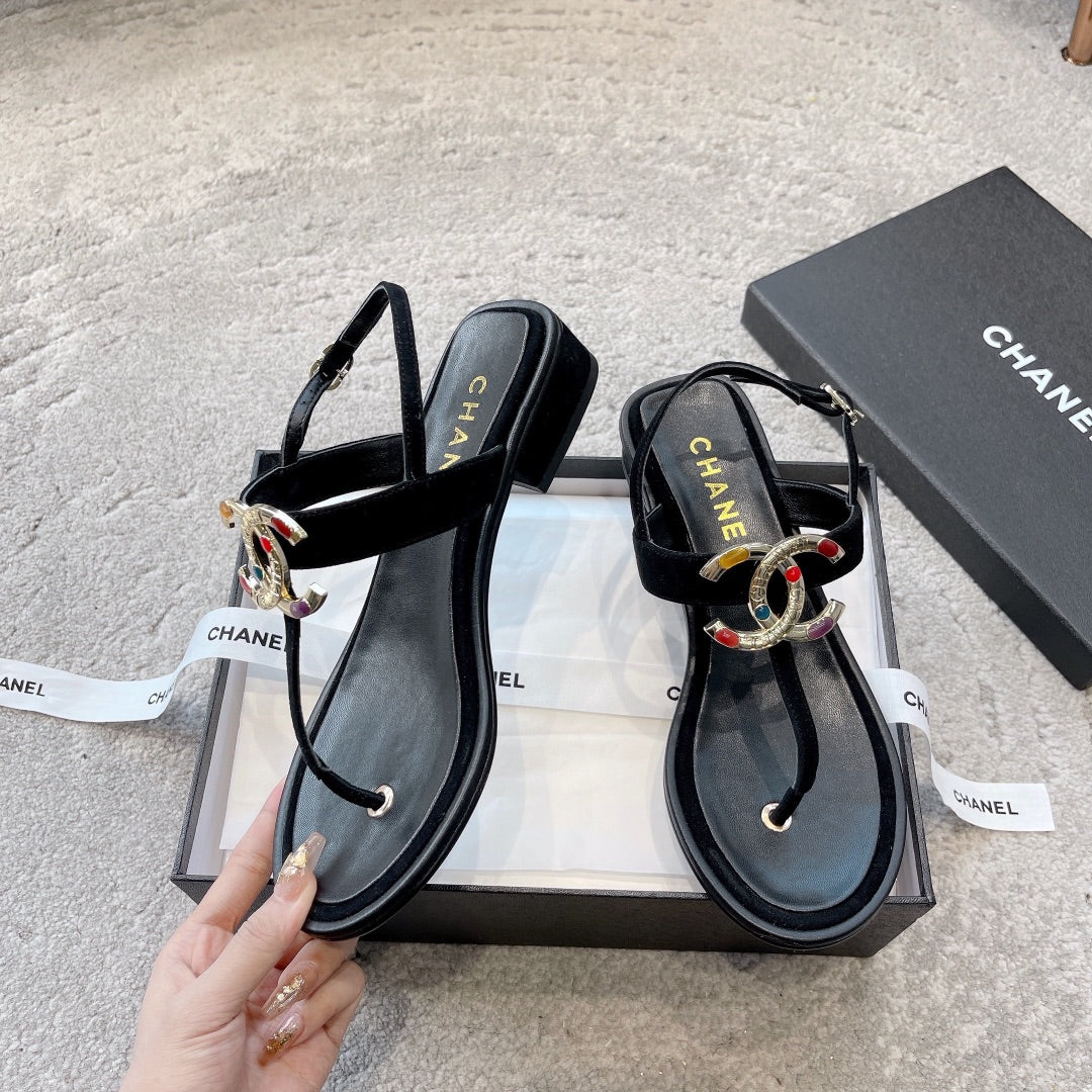 Новинка сезона весна/лето 2023 от Chanel - сандалии из овечьей кожи с драгоценными камнями - черные.