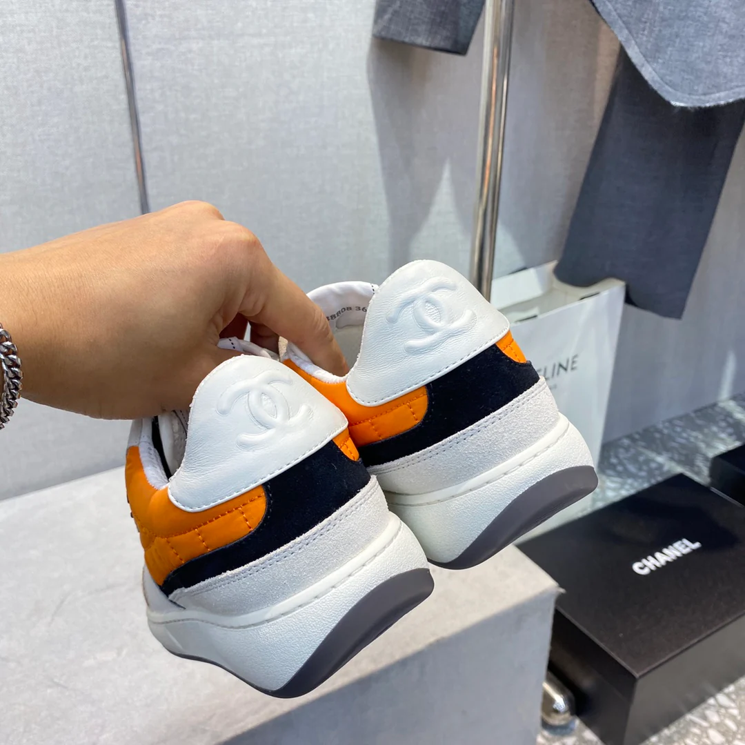 Коллекция Chanel ?Ранняя весна 2023? — повседневные кроссовки со стразами — оранжевые.