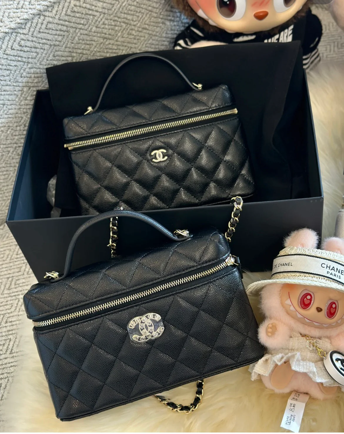 Сумка-бенто Chanel 25p-LP с застежкой в ??форме сердца, украшенной бриллиантами — черная.