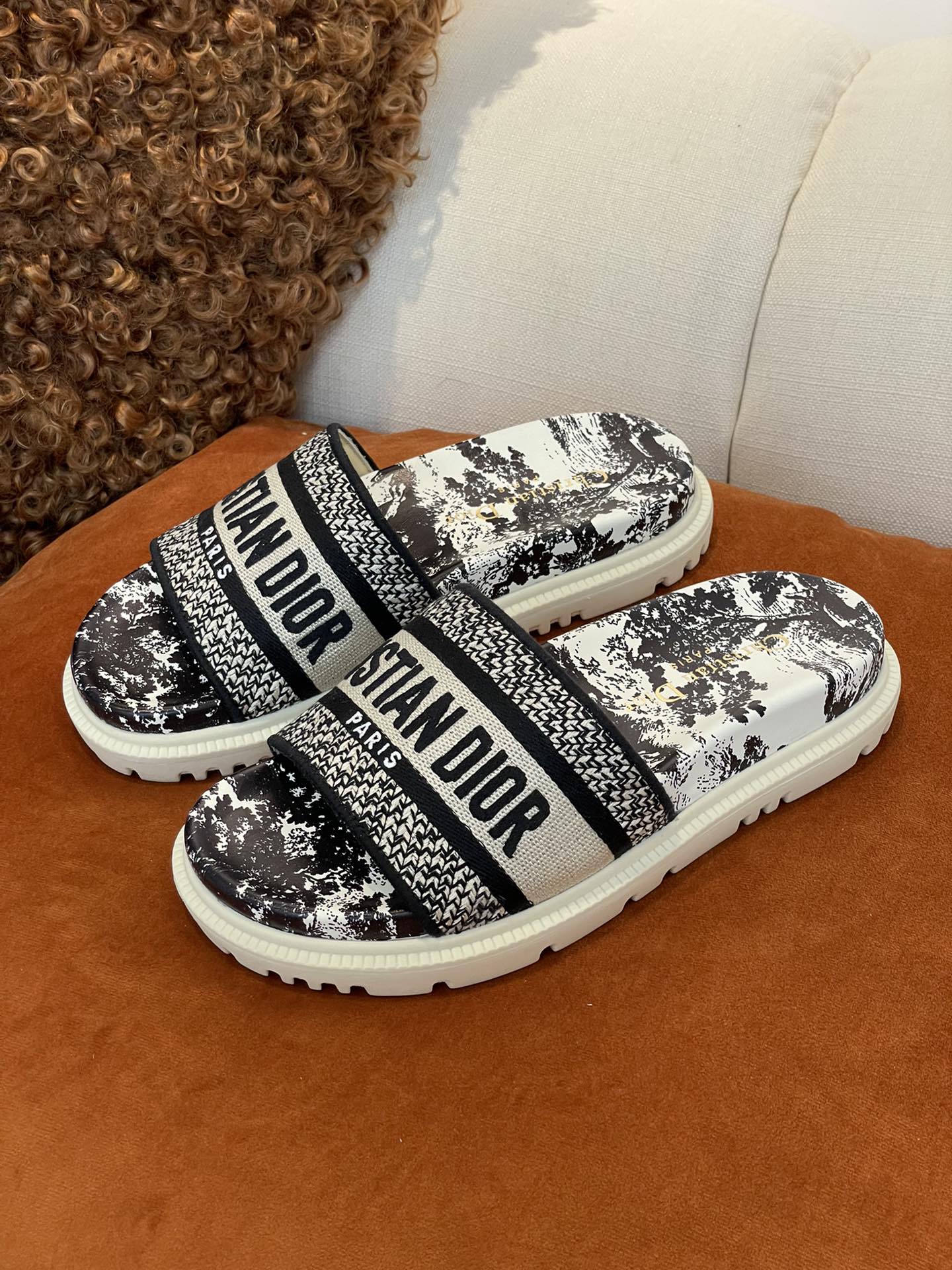 Dior - Черные вышитые тапочки