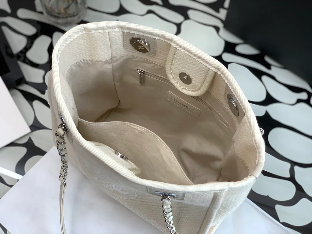 Пляжная сумка Chanel из коллекции осень/зима 2022 — белая — маленькая.