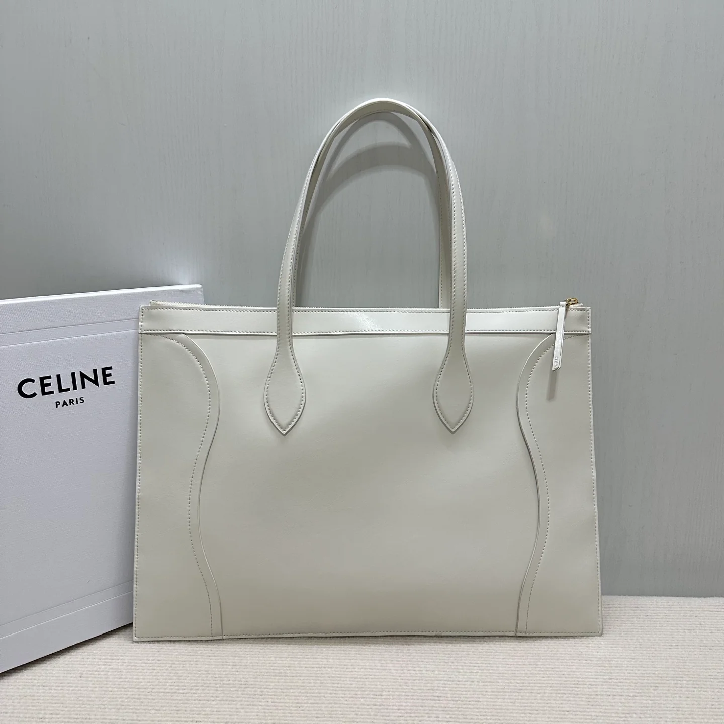 Новинка сезона весна/лето 2026 от Celine - Сумка с изображением смайлика - Белая