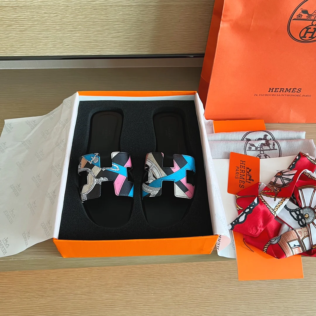 Тапочки Hermes-h на плоской подошве - полностью закрывающая подошву.