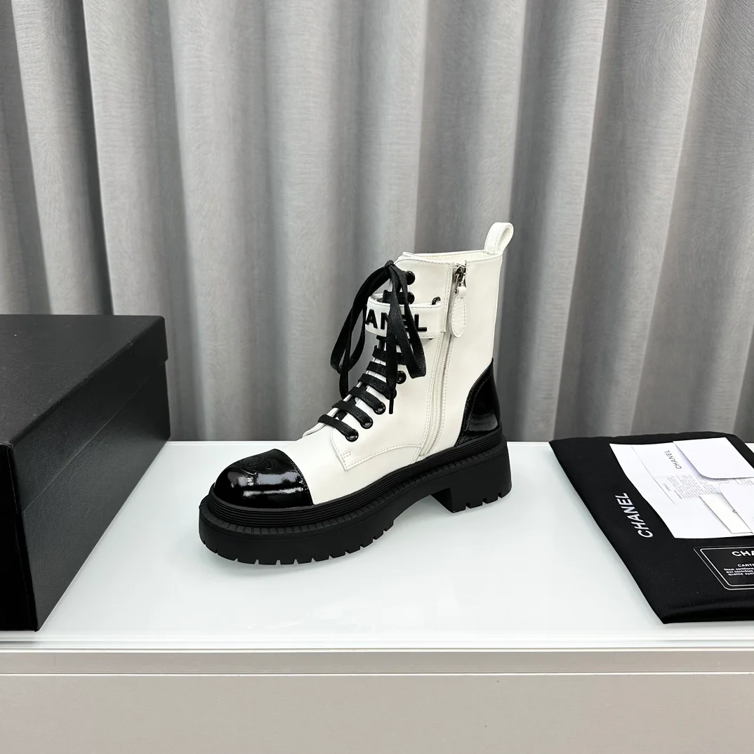 Новинка сезона осень/зима 2023 от Chanel - Ботильоны на шнуровке - Белые